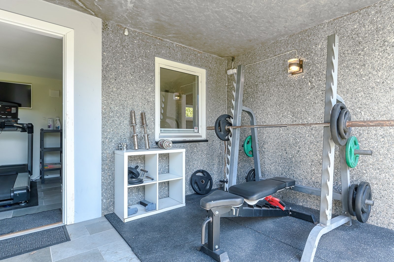 Flott sportsrom med egen inngang fra hagen og god plass til utstyr Galleribilde