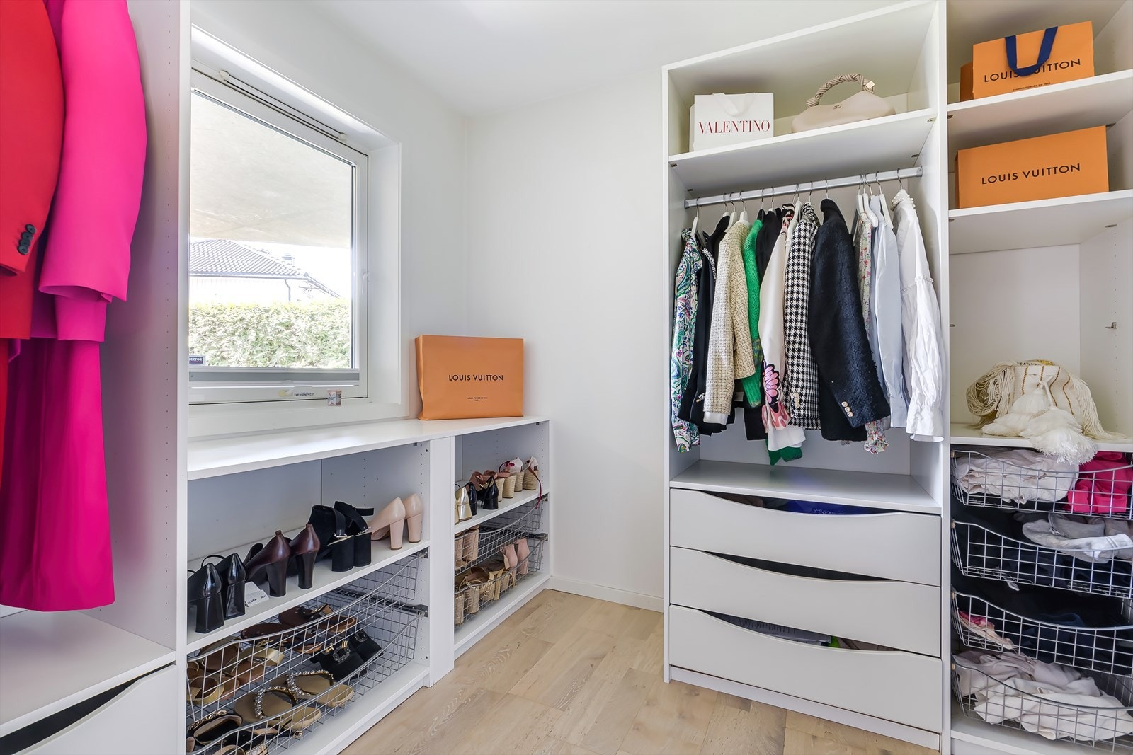 Stort og romslig walk in closet Galleribilde