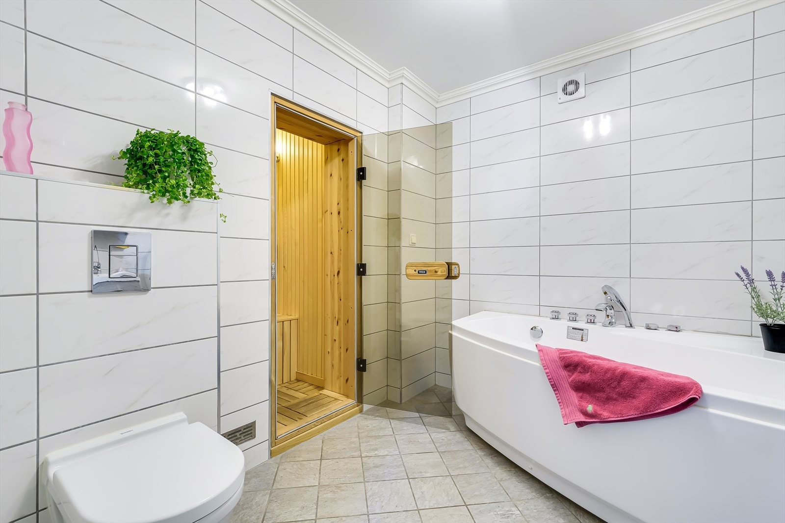 Det er montert vegghengt toalett og badstue med inngang rett fra baderommet. Galleribilde