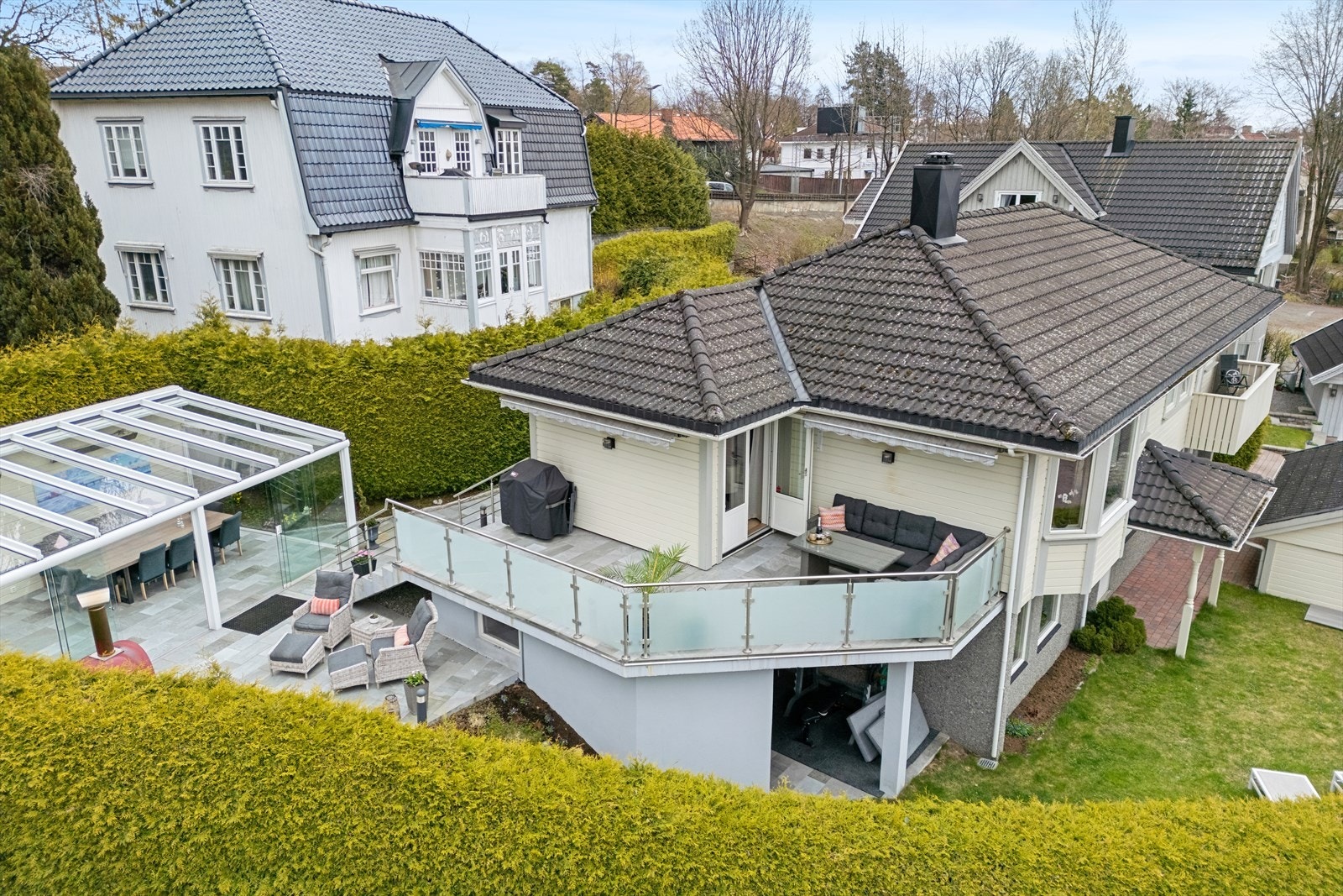 Eiendommen har flere fine ute soner og solrike terrasser Galleribilde