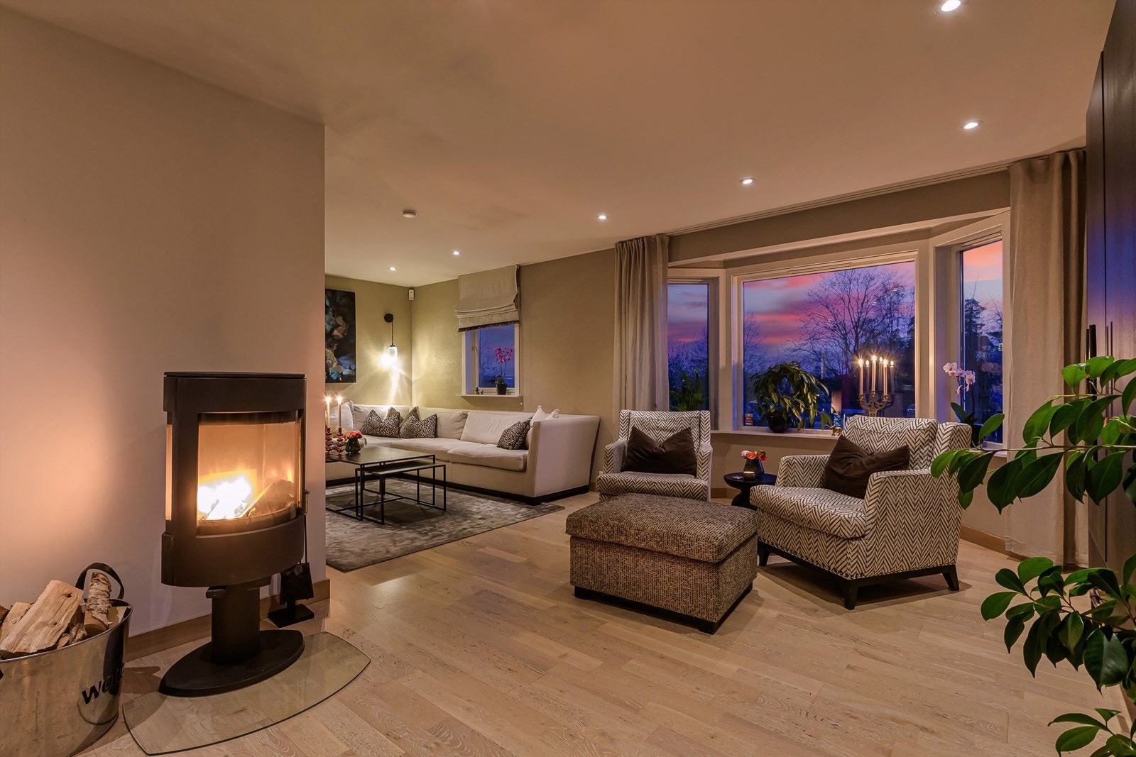 Flott stue med downlights med plass til flere sittegrupper Galleribilde