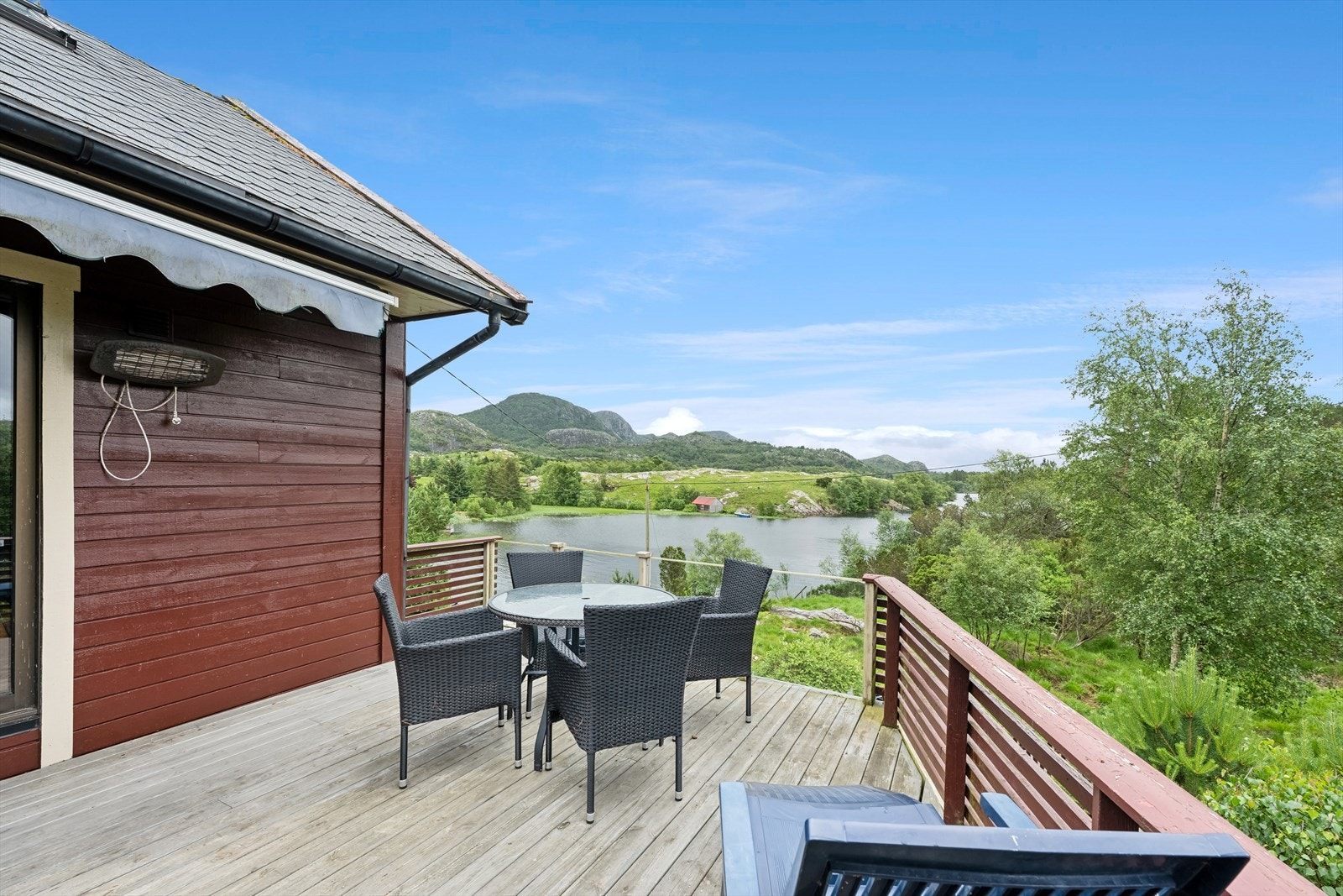 Det må søkes om å bygge terrasse om den er høyere enn 1 meter over det planerte terrengets gjennomsnittsnivå. Galleribilde
