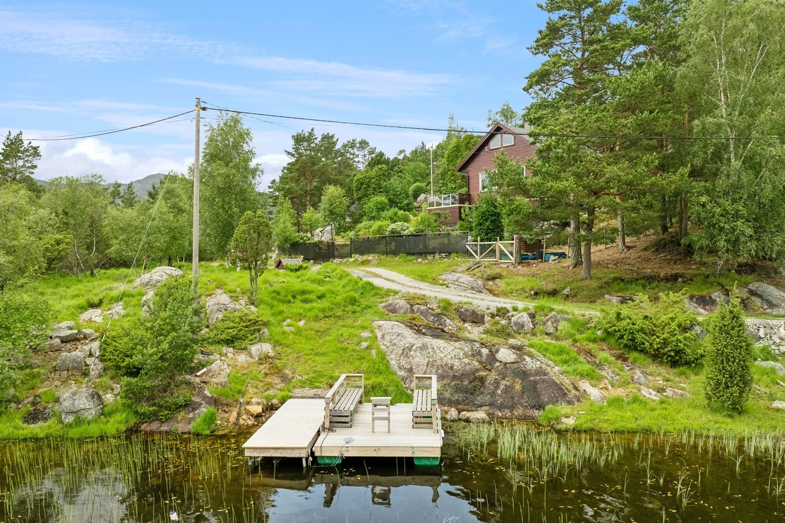 Hytte med flott beliggenhet på stor tomt med sol fra morgen til kveld. Galleribilde