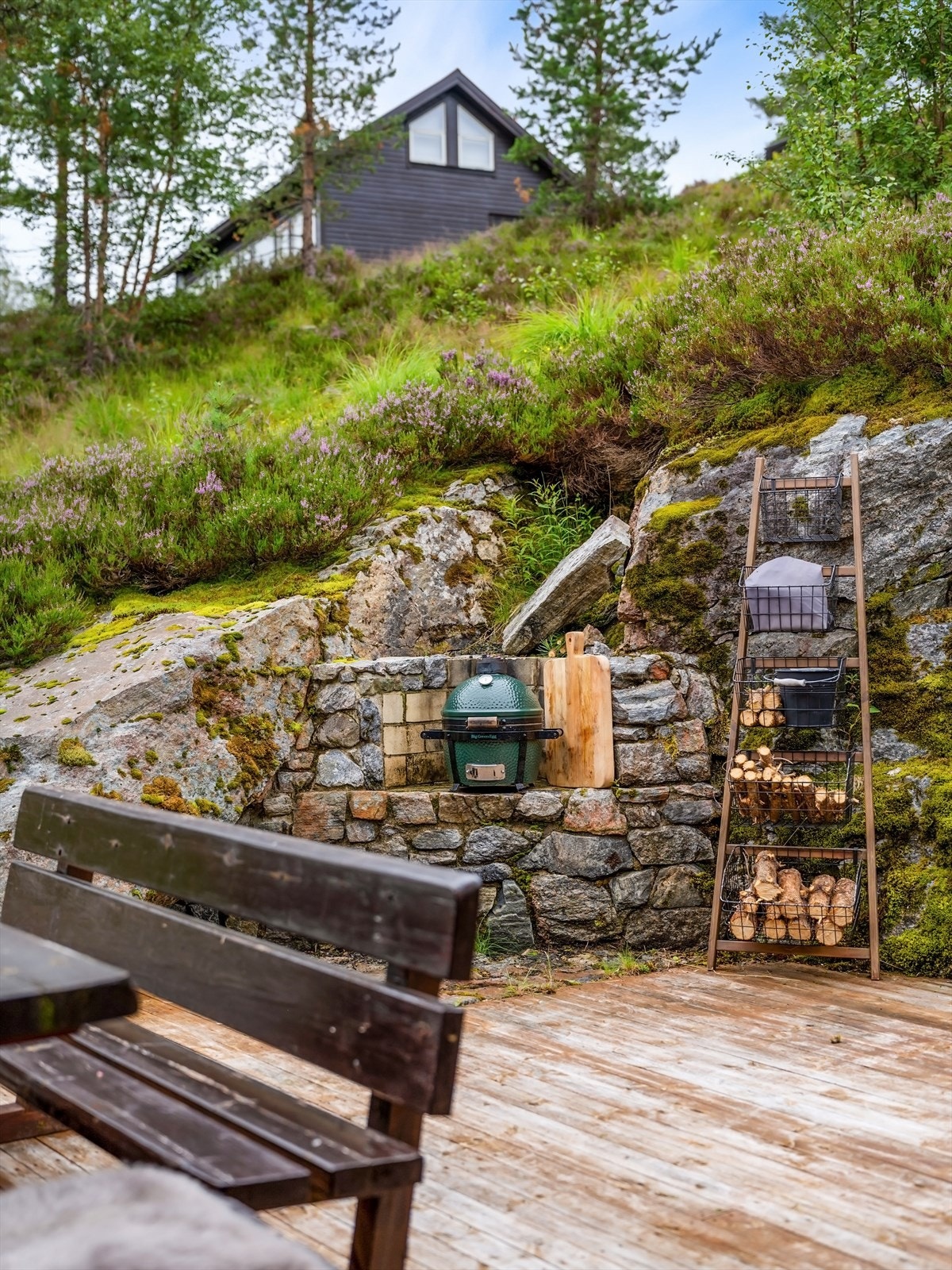 Lune uteplasser, koselig utepeis med grill, åpen og flott utsikt. Akebakke for ungene. Fint skjermet. Galleribilde