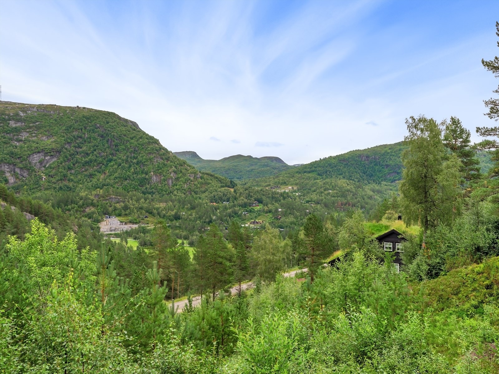 Panoramautsikt mot nydelig natur. Solheimsdalen rett frem og fjellene rundt. Galleribilde
