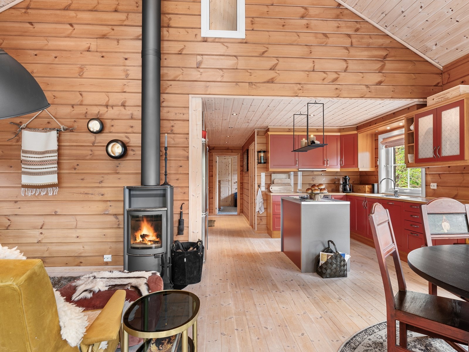 Godt utstyrt kjøkken med øy. Praktisk og med god arbeidsplass. Også her nyter du utsikten og fine lysforhold. Galleribilde