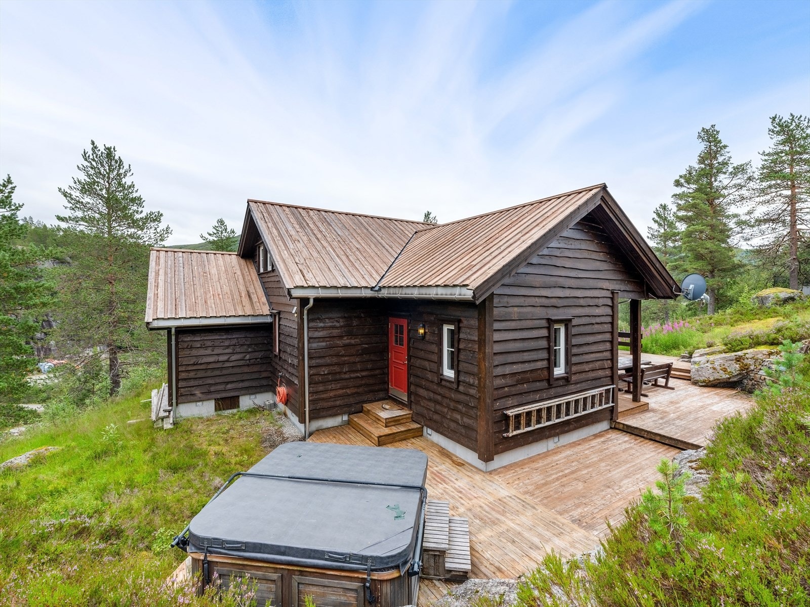 Fint skjermet like nedenfor parkeringsplassen. Ut fra bakgangen ved badet og badstu, går du rett ut å nyter jacuzzitid etter en lang dag i løypene. Komplette forhold på fjellet. Galleribilde