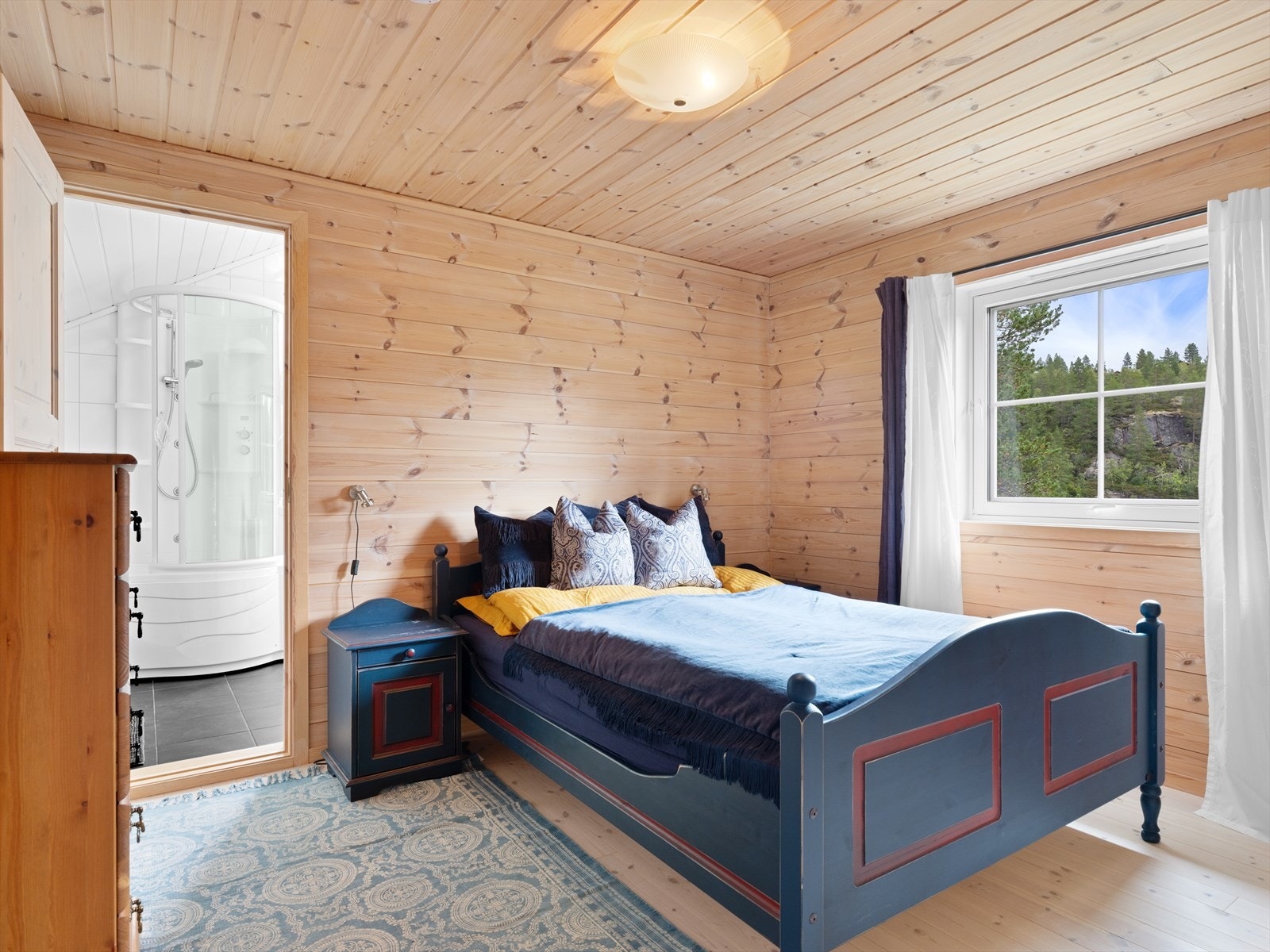 Hovedsoverom med eget bad. Galleribilde