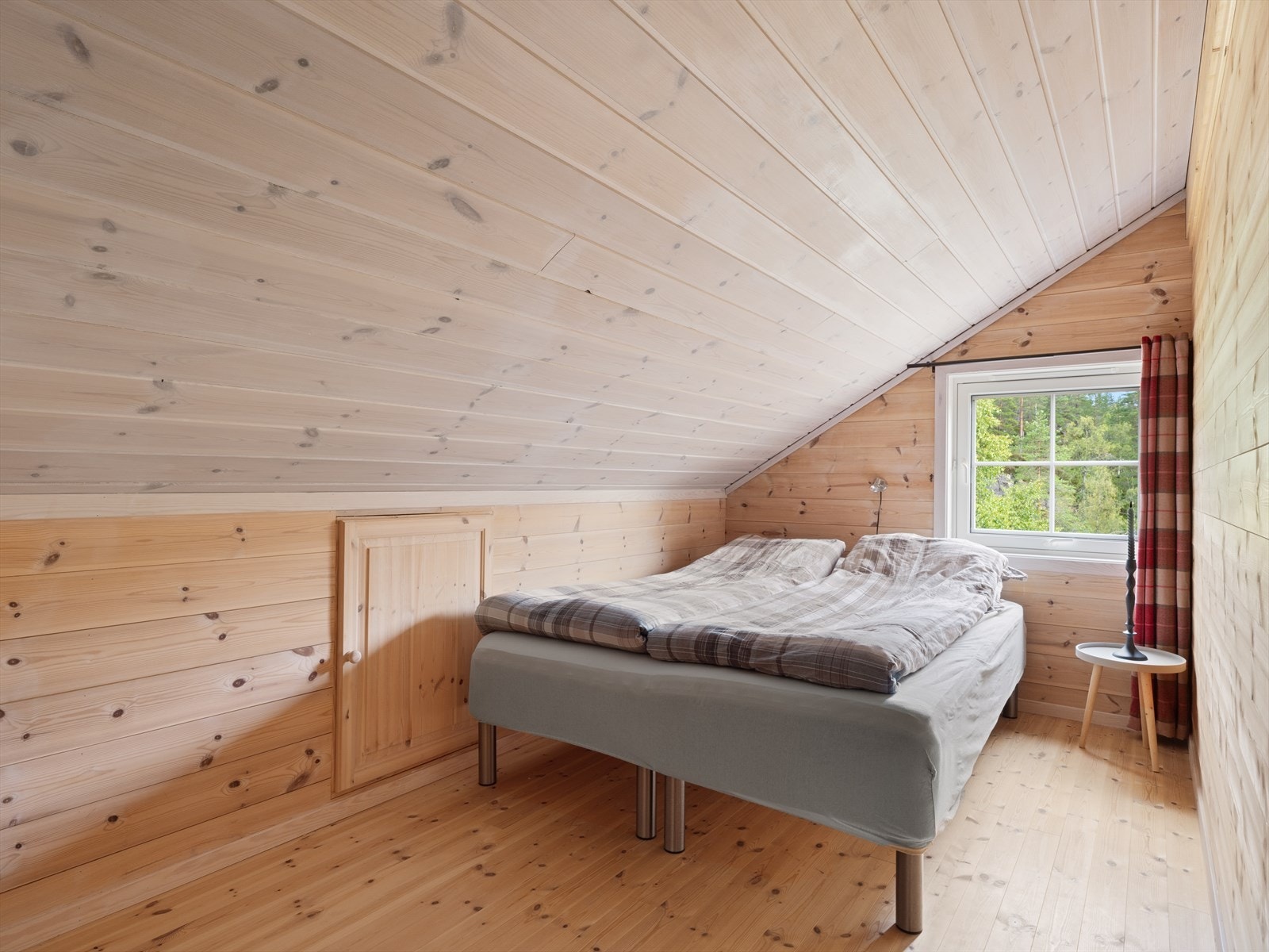 1 av 2 soverom oppe. Totalt 5 + mulighet for soving i loftstuen. Galleribilde