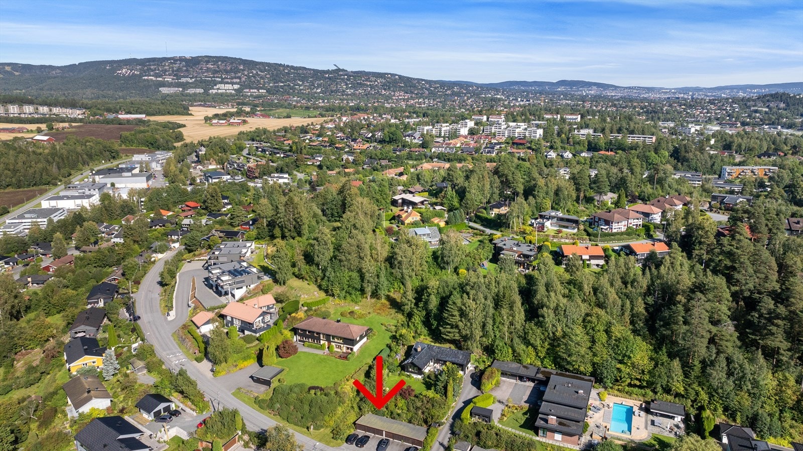 Eiendommen har også garasje i felles rekke på naboeiendommen. Galleribilde