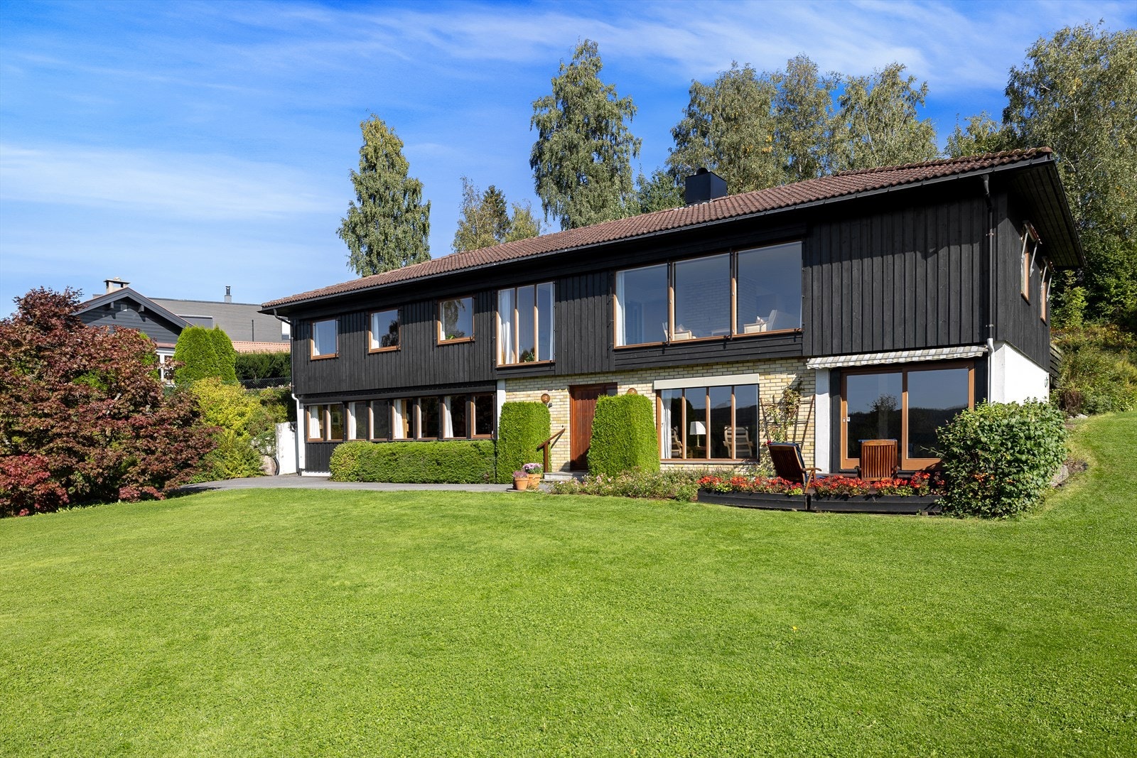 Boligen har hovedsakelig standard fra byggeår, og det må påregnes renovering for å møte dagens krav til utstyr og standard. Her har man med andre ord muligheten til å skape en drømmebolig! Galleribilde