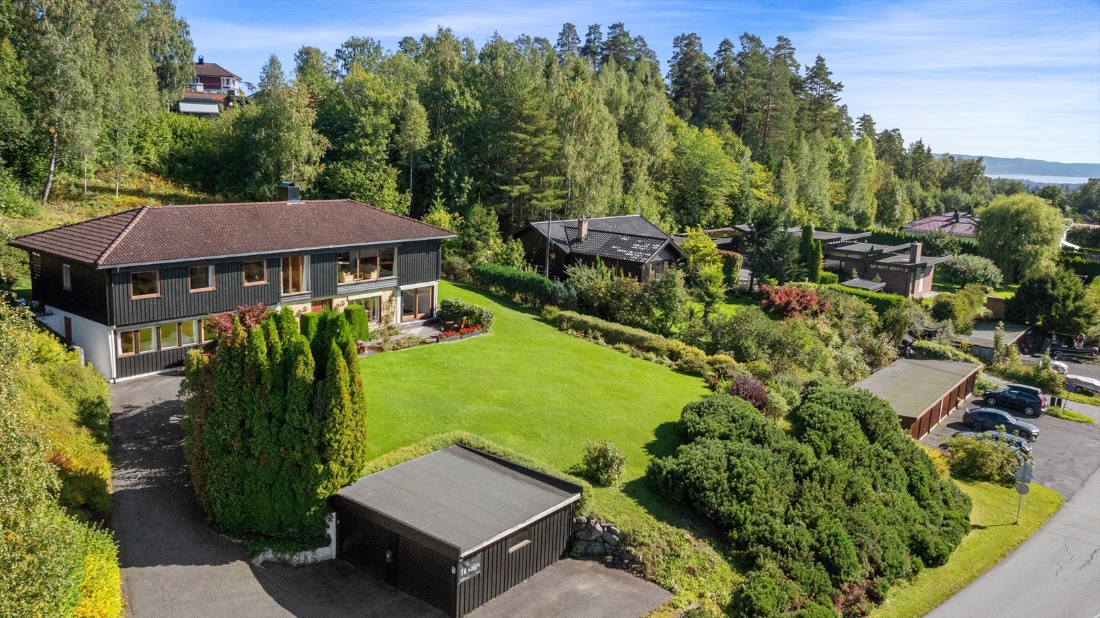 Parkering i garasje. Ellers godt med biloppstillingsplasser på gårdsplass. Galleribilde