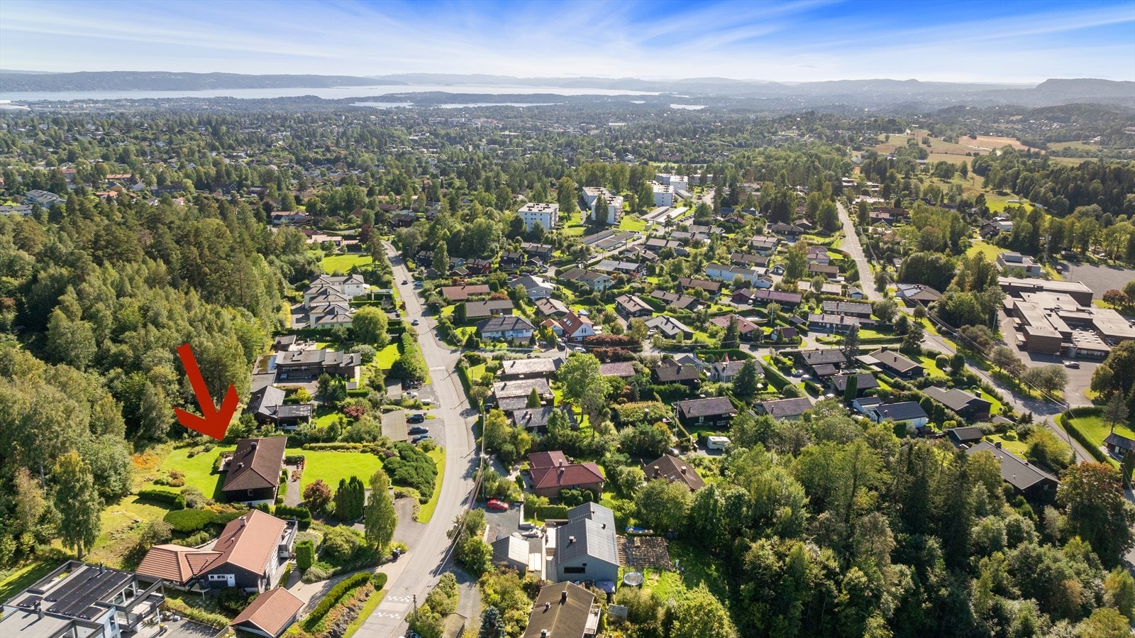 Her bor du i rolige og naturskjønne omgivelser i en rolig gate, samtidig som det er sentralt med kort vei til alt man trenger i hverdagen. Galleribilde
