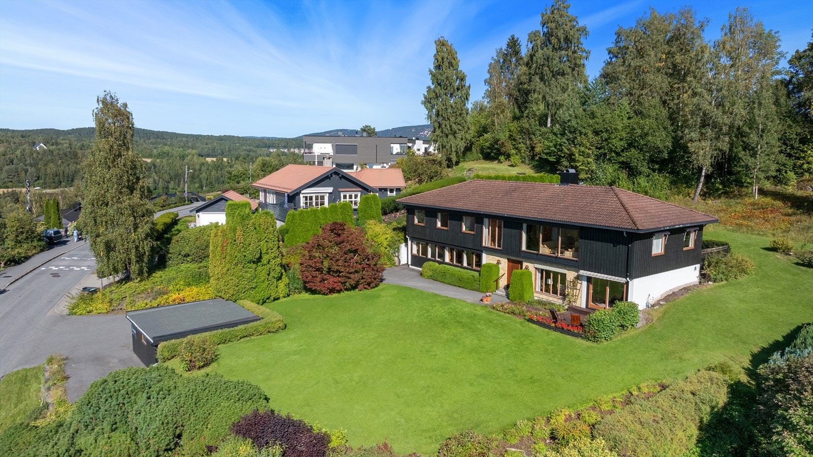 Boligen strekker seg over to plan med et praktisk loft. Galleribilde