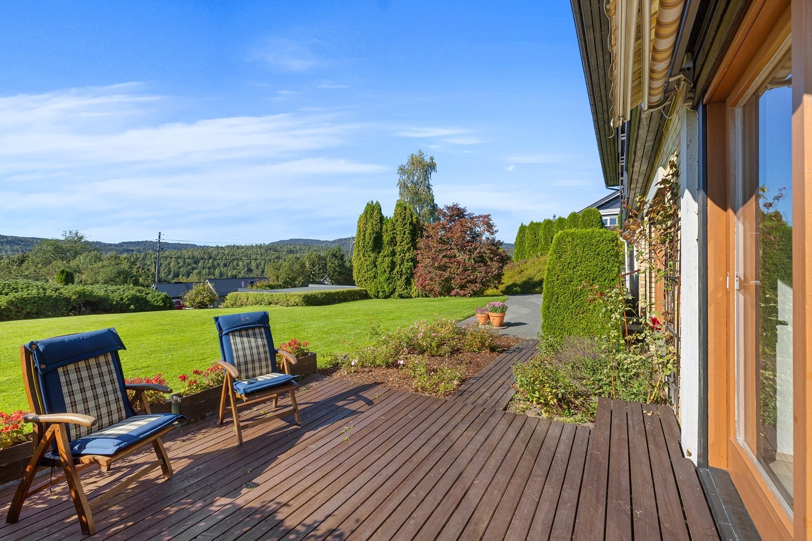 På terrassen/ i hagen er det meget gode solforhold og god plass til utemøbler, grill, blomster e.l. Her kan man nyte late dager med sol fra morgen til kveld! Galleribilde