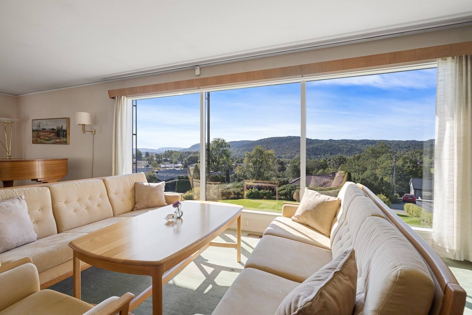 De store vindusflatene slipper inn rikelig med lys, lar deg nyte den naturskjønne utsikten og skaper en god atmosfære. Galleribilde