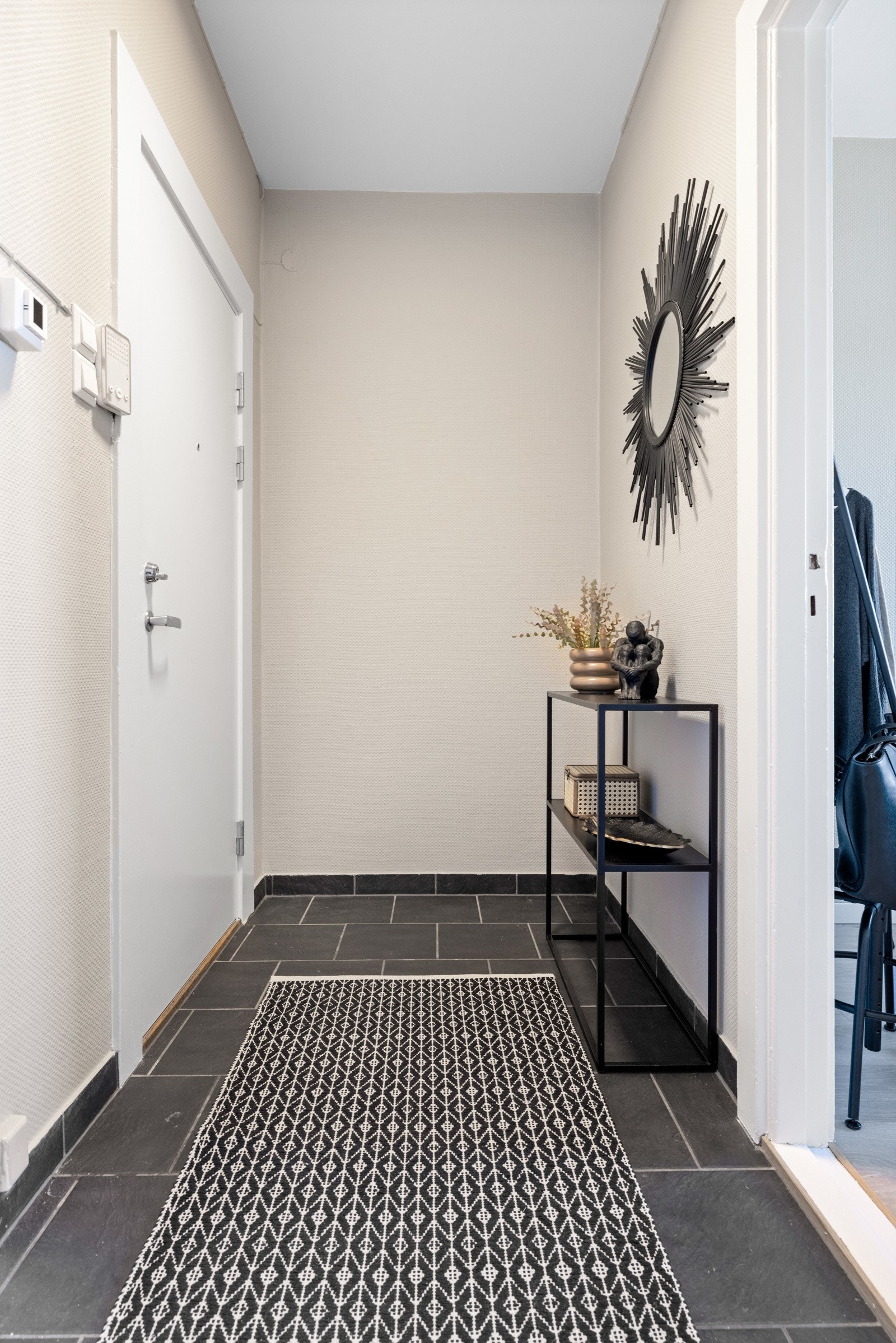 Hyggelig entré i leiligheten med plass til sko- og ytterbekledning. Galleribilde