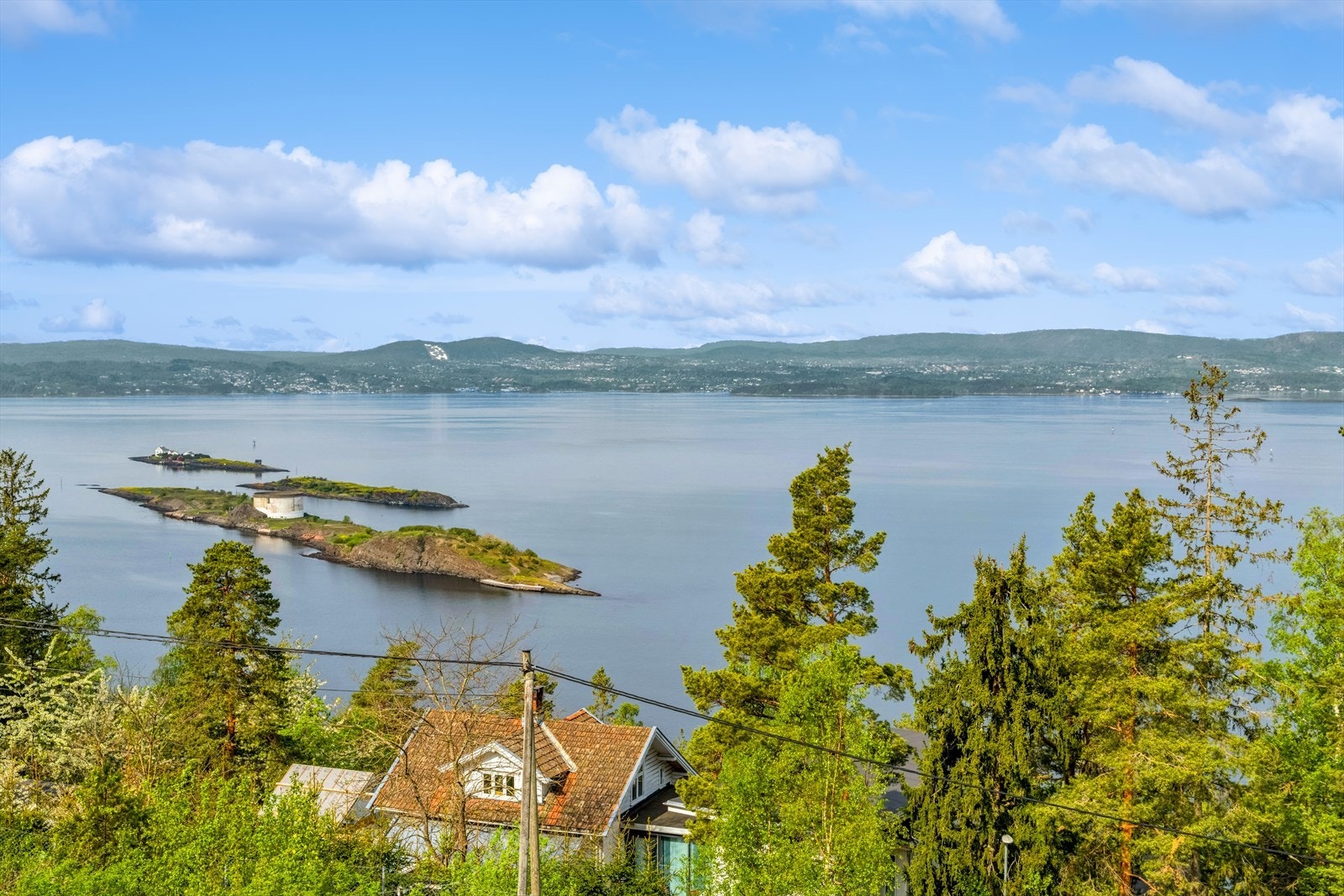Meget gode lys- og solforhold fra eiendommen. Galleribilde