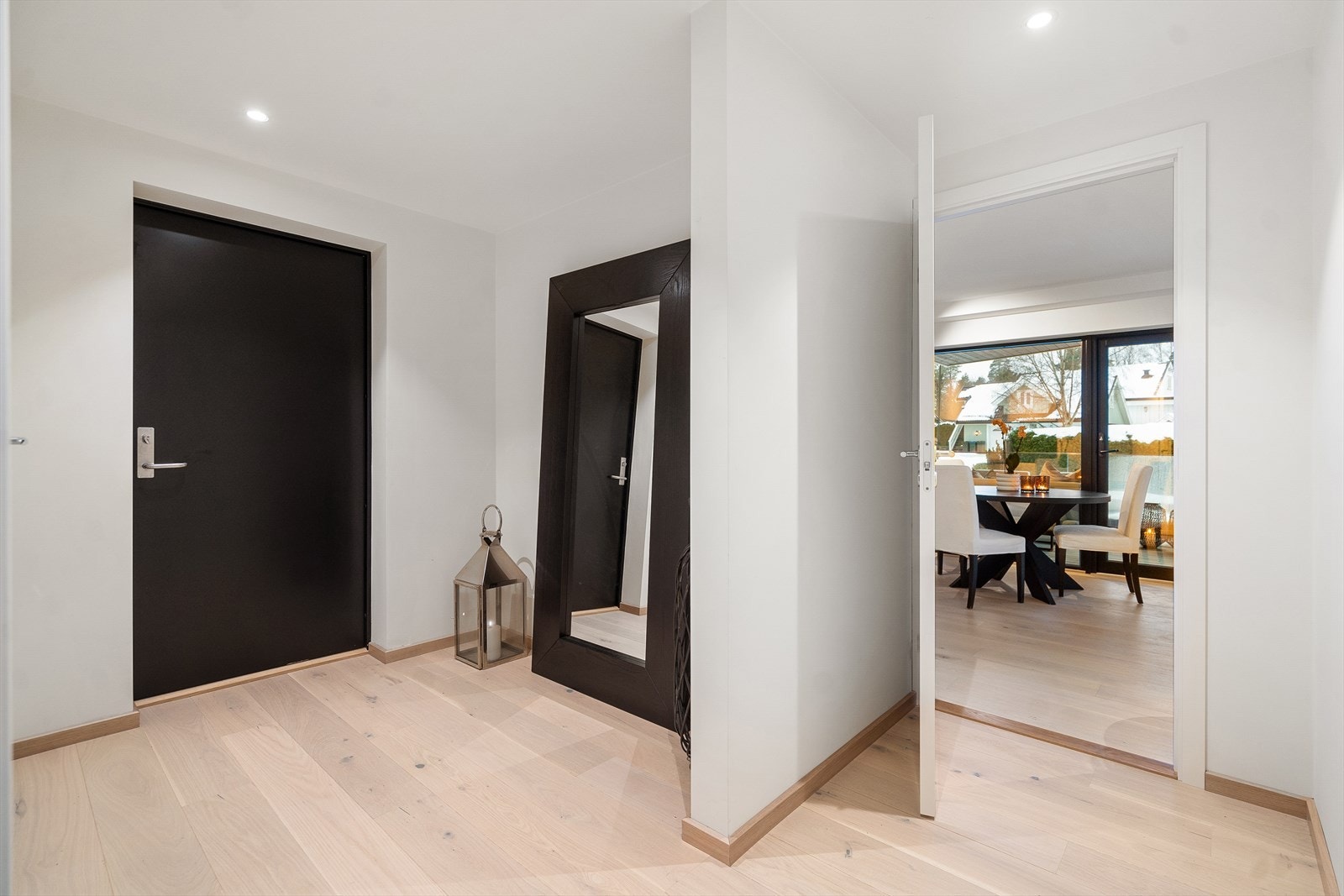 God plass for å sette inn skap, for tøyet ditt, og du kan holde orden og organisasjon i leiligheten. Galleribilde