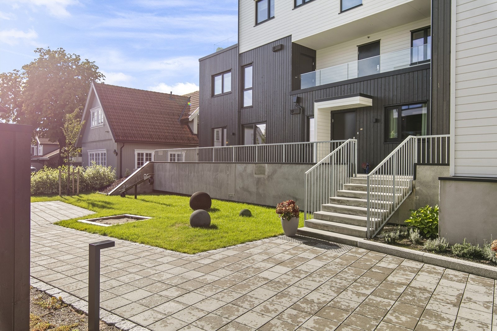 Velkommen til flotte Lindetunet med sin sentrale beliggenhet i populære Presterødåsen. Galleribilde
