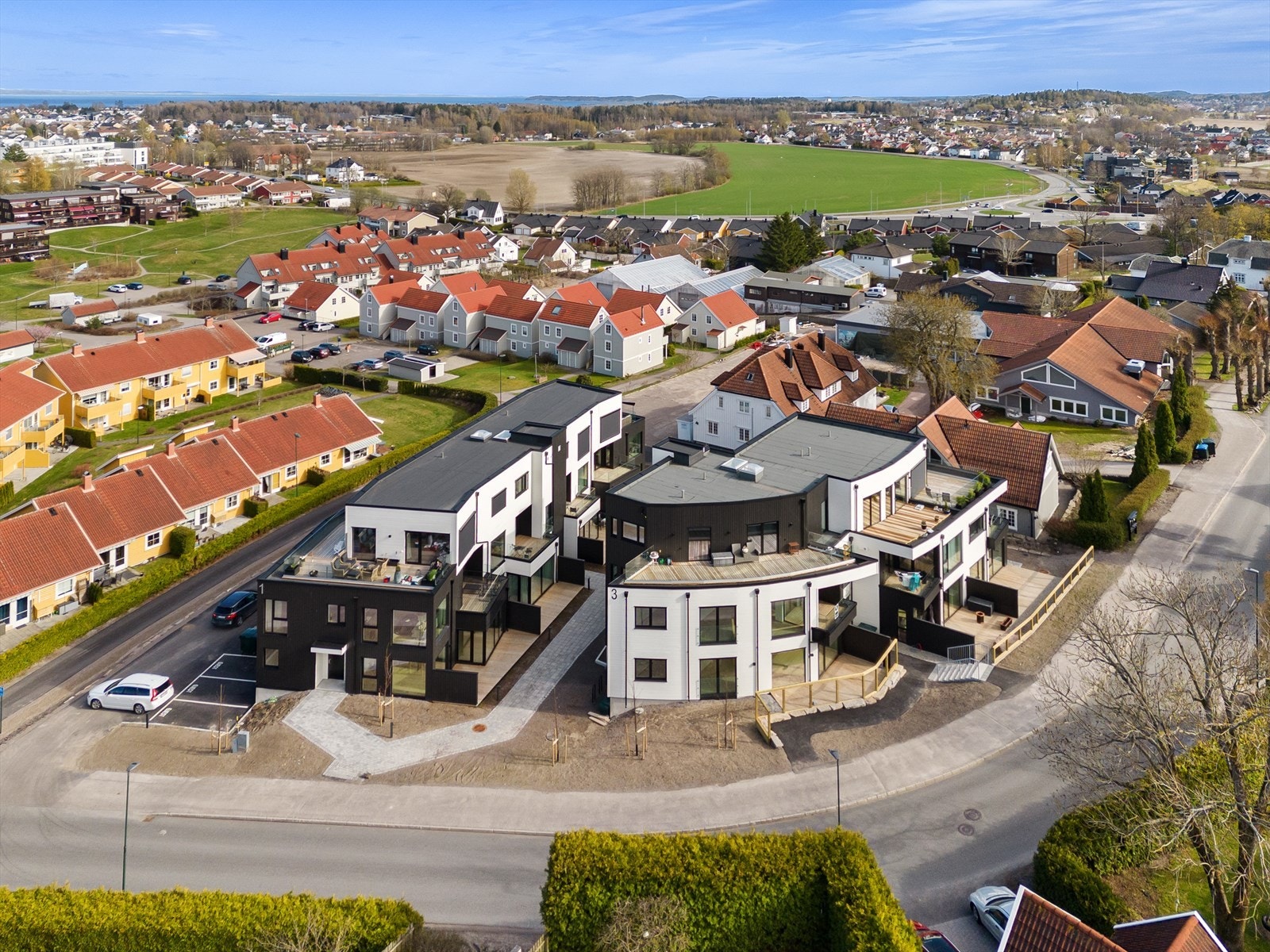 Nyt et sjarmerende uteområde som vil glede deg med sin lekenhet og moderne struktur. Her finner du herlige lekeapparater, en velstelt plen og blomster som skaper en idyllisk atmosfære. Galleribilde
