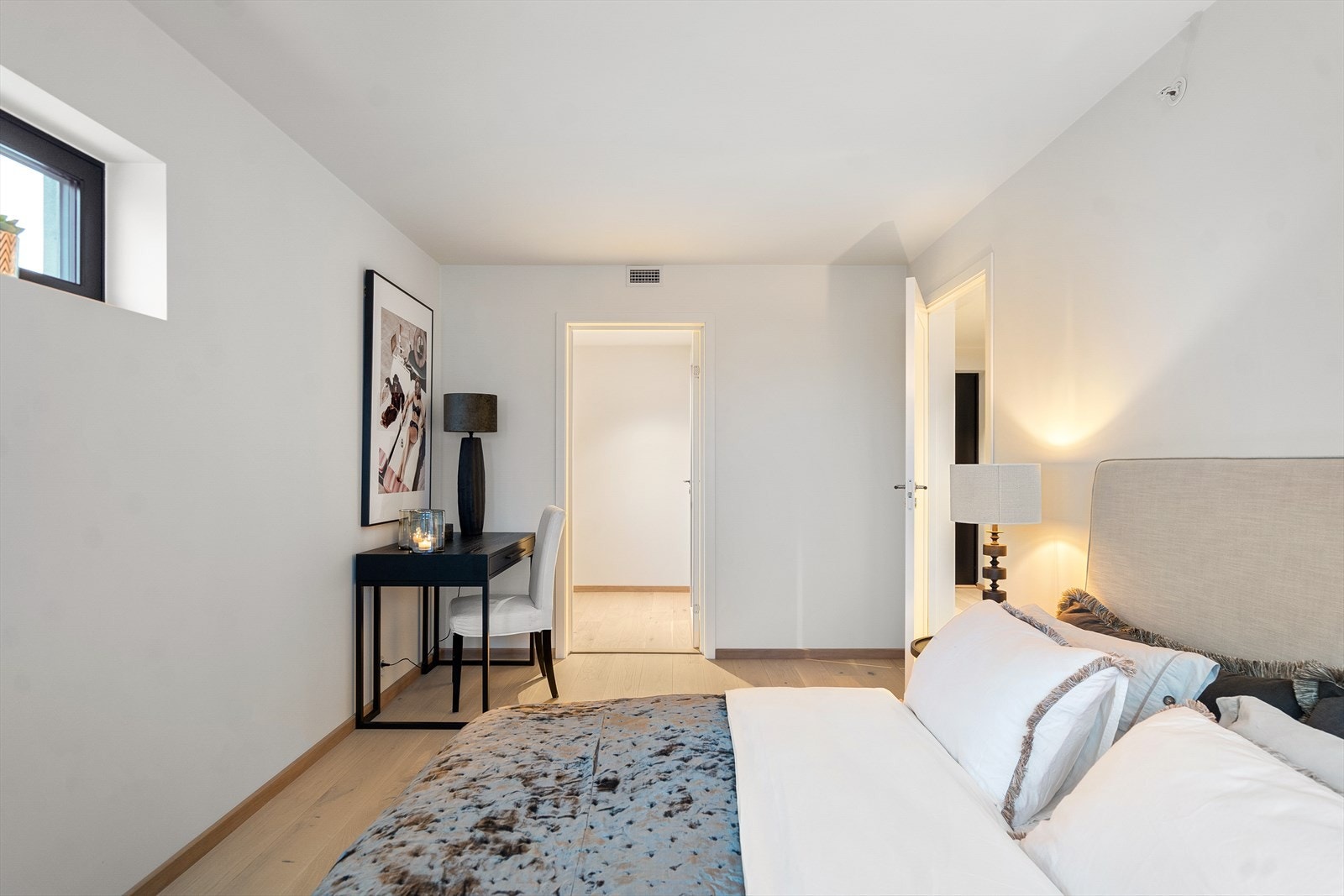 Her kan du glede deg over å ha god plass til å plassere en god og komfortabel seng, samt nattbord og et garderobeskap for å oppbevare alle dine klær. Galleribilde