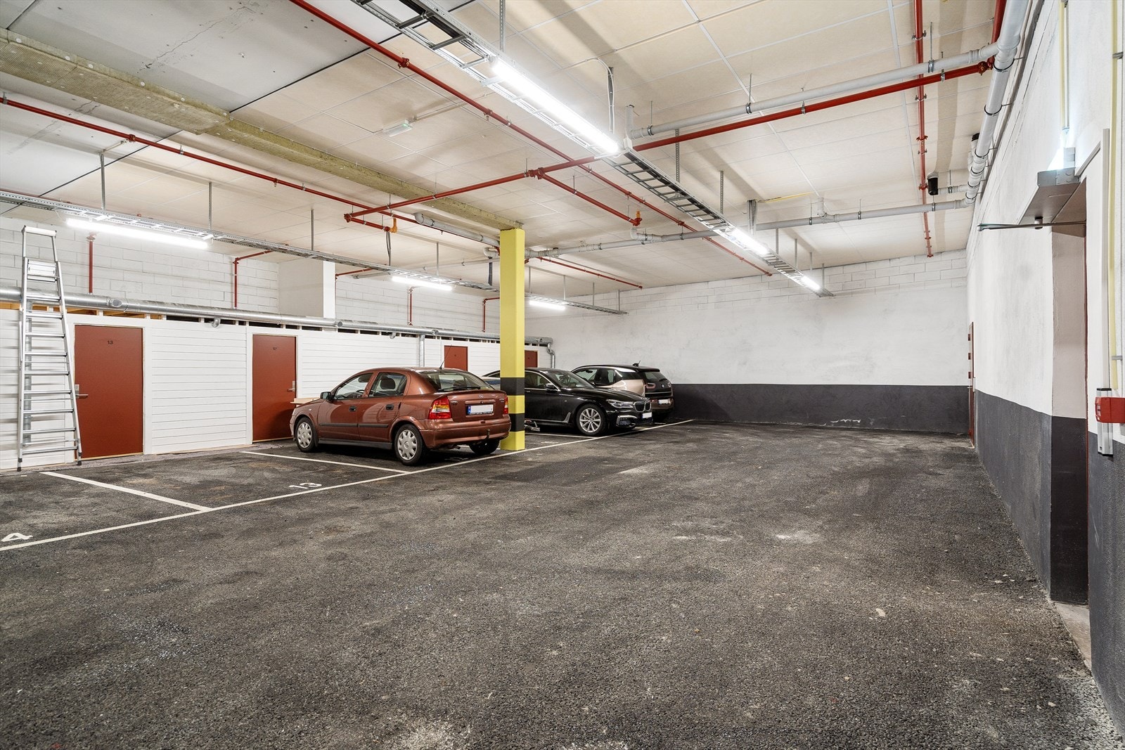 Det medfølger en parkeringsplass og sportsbod på ca. 5 kvm i felles parkeringsanlegg. Galleribilde