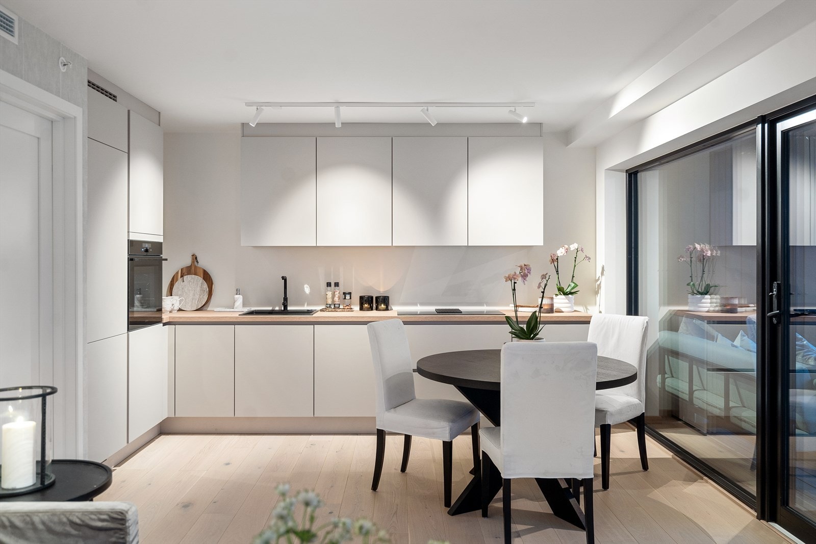 Med stor benke- og skapplass, vil dette kjøkkenet gi deg all plassen du trenger for å lage mat og underholde gjester med stil. Det er lagt vekt på detaljer som gir et moderne preg i leiligheten. Galleribilde