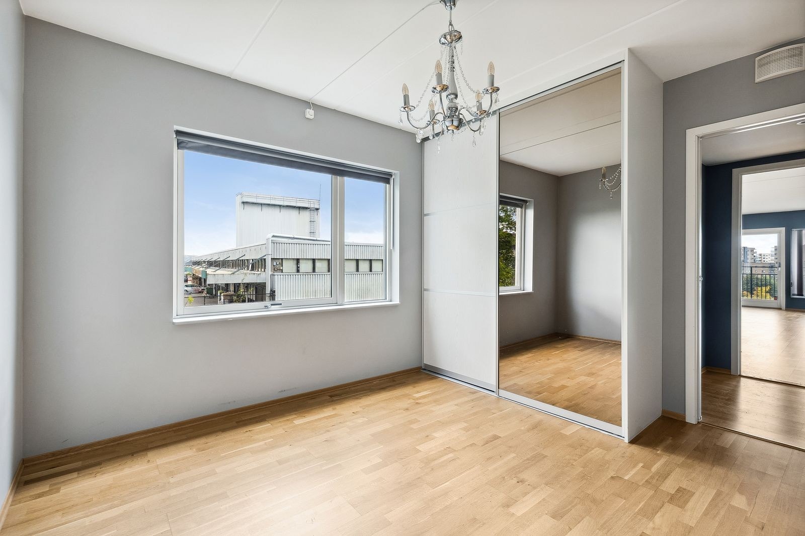 Soverom 1 med skyvedørsgarderobe Galleribilde