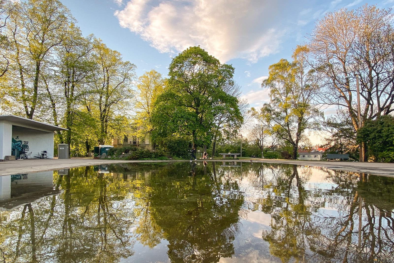Stensparken er et yndet sted for nærområdets beboere. Her finner du uteservering ved vannspeilet, konserter, mat-festivaler med mer. Galleribilde