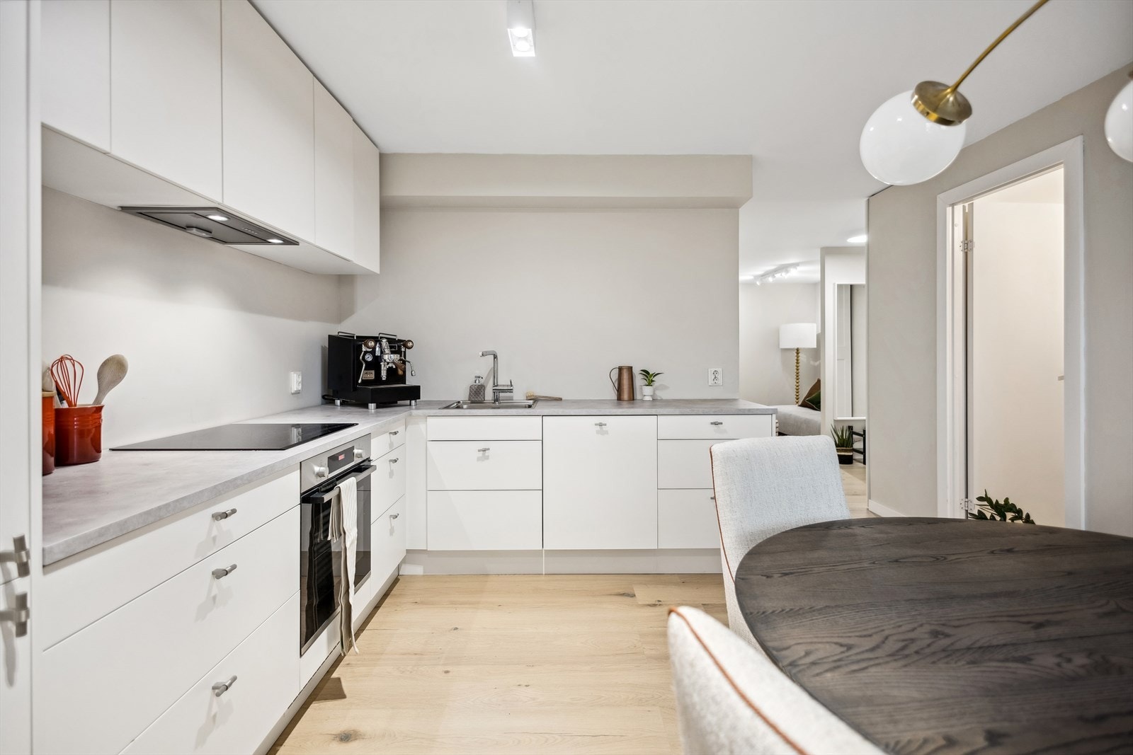 Innredningen har lyse glatte fronter, laminat benkeplate, nedfelt oppvaskkum og ventilator. Galleribilde