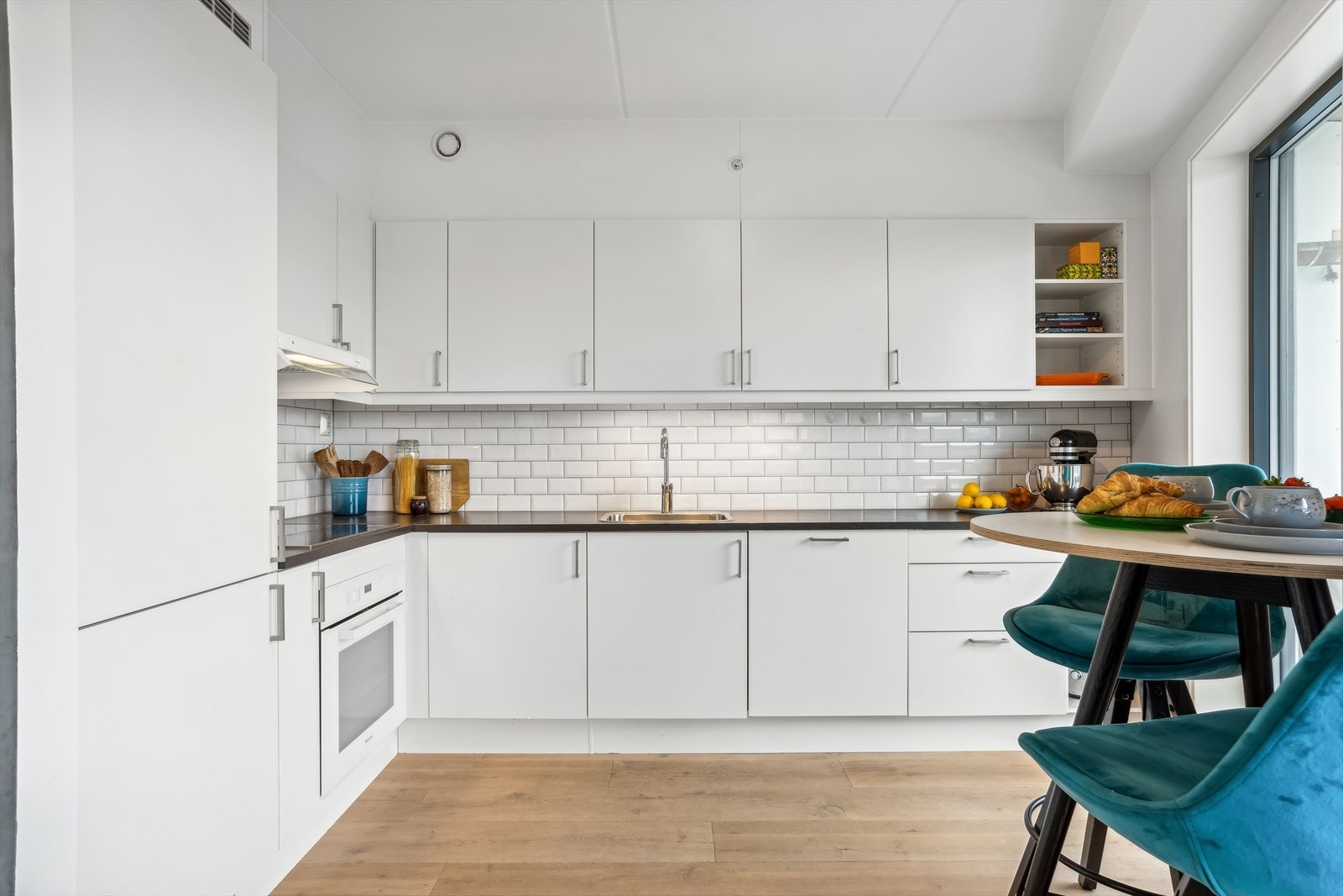Innredningen har integrerte hvitevarer. I 2020 ble induksjonstopp, stekeovn og oppvaskmaskin byttet til Miele. Galleribilde