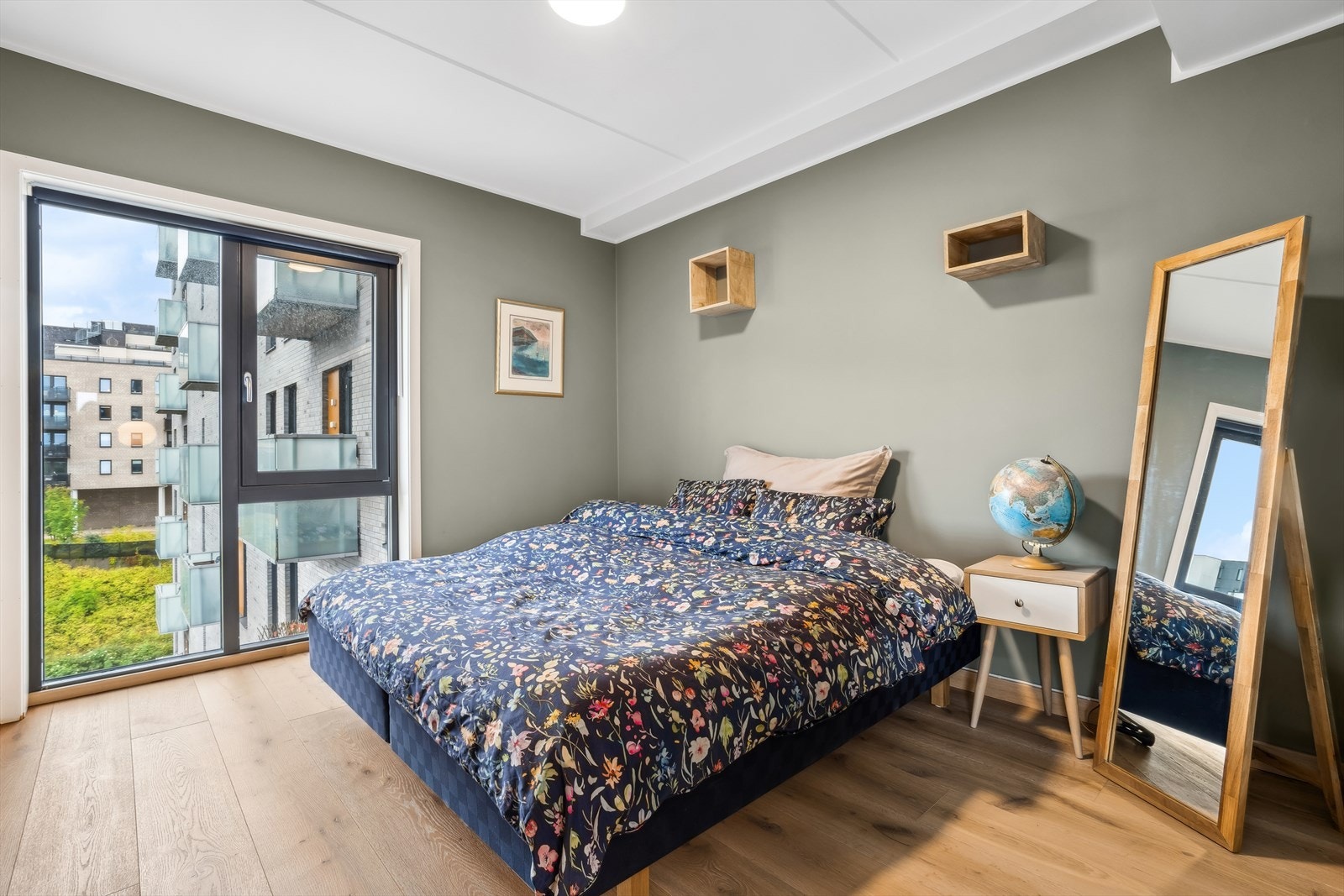Hovedsoverommet har god plass til stor dobbeltseng og nattbord på hver side i tillegg til garderobe. Galleribilde