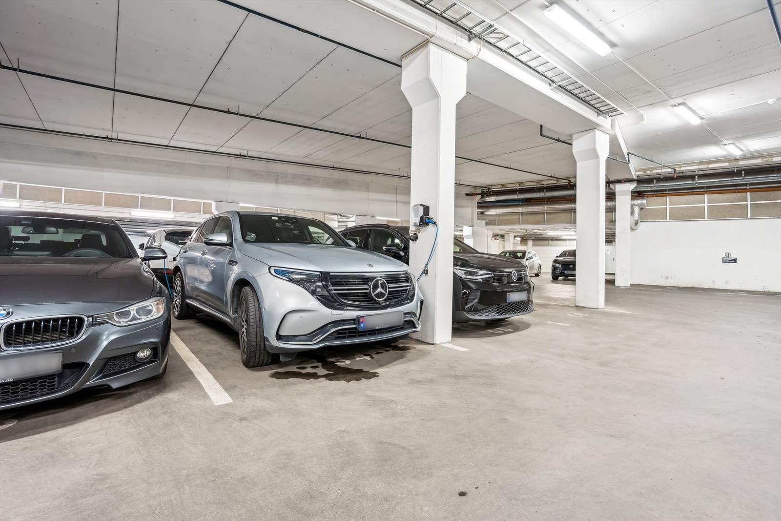 Det medfølger parkeringsplass i lukket anlegg m/lader. Galleribilde