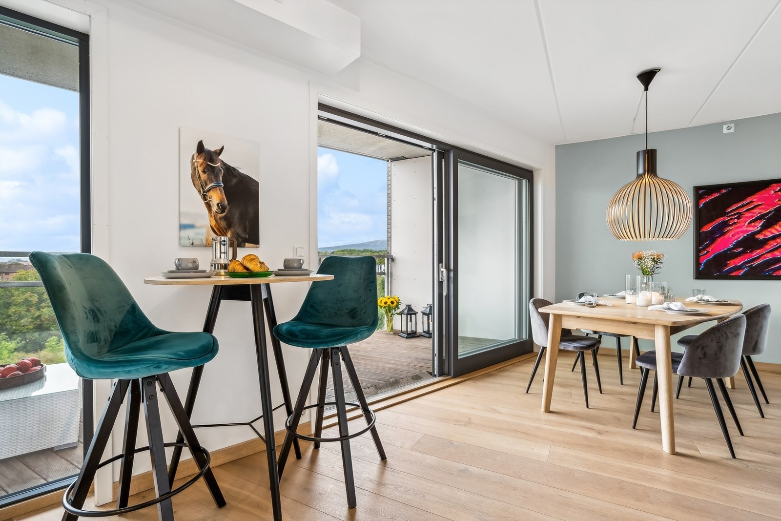 Gjennomgående for hele leiligheten er det pene parkettgulvet med vannbåren varme. Galleribilde