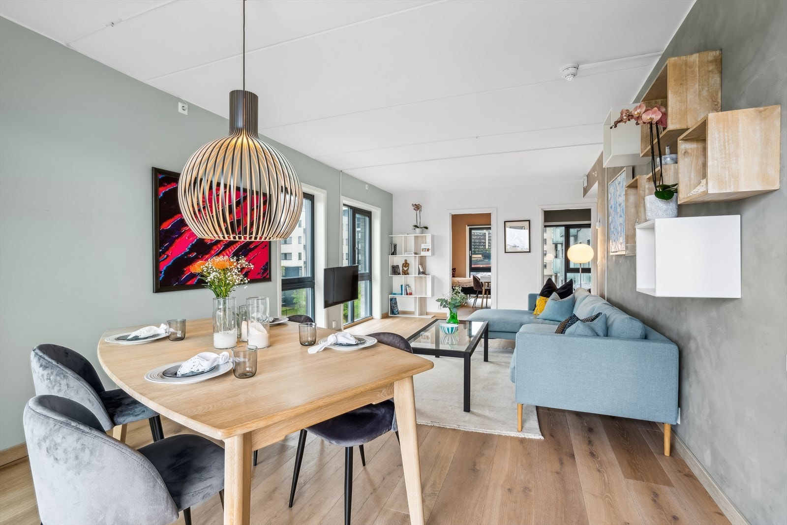 Lys, herlig stueavdeling med god møbleringsfrihet. Galleribilde