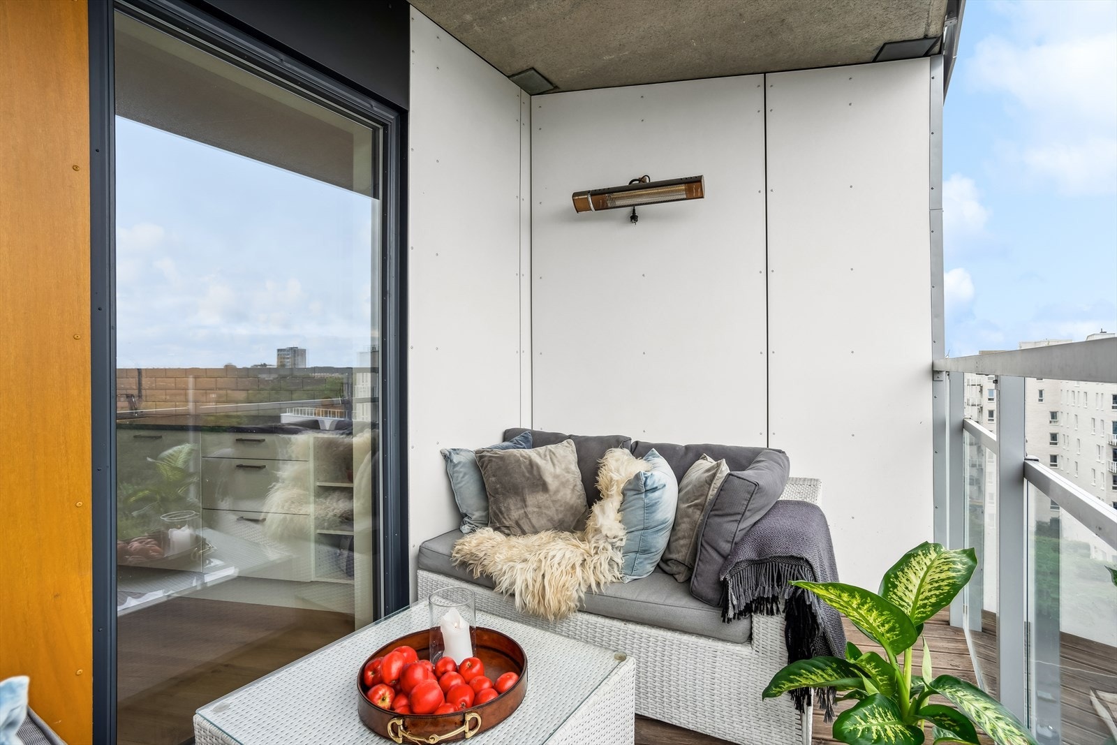 Balkongen er av fin størrelse med plass til ulike utemøbler og grill. Galleribilde