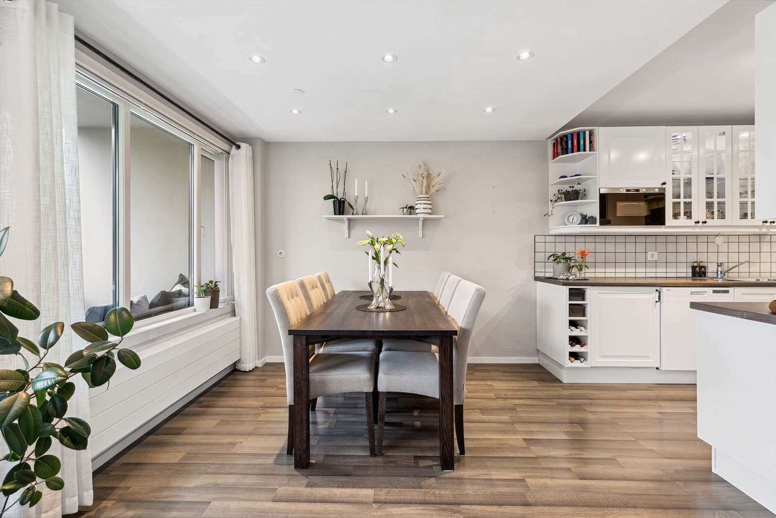 De store vindusflatene i stuen slipper inn rikelig med naturlig lys, og det er god plass til stort spisebord for mange gjester med et naturlig samlingspunkt foran kjøkkenet. Galleribilde