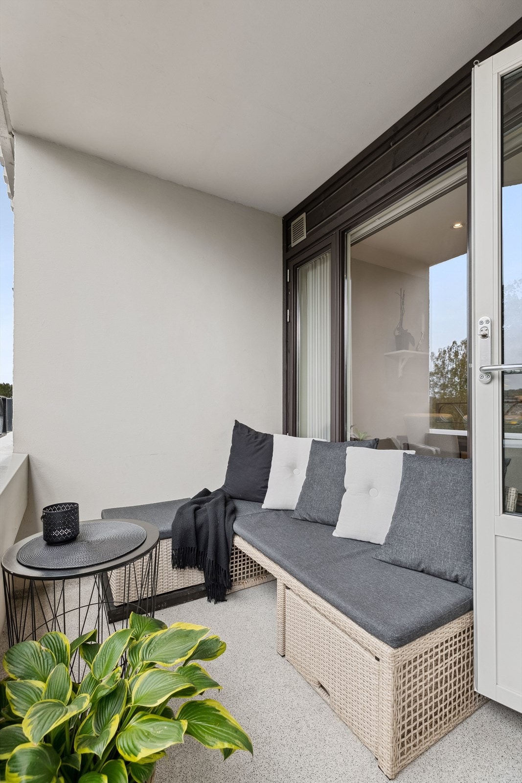 Det er god plass til sittegruppe/lounge og tilhørende møblement, eller spisebord. Galleribilde