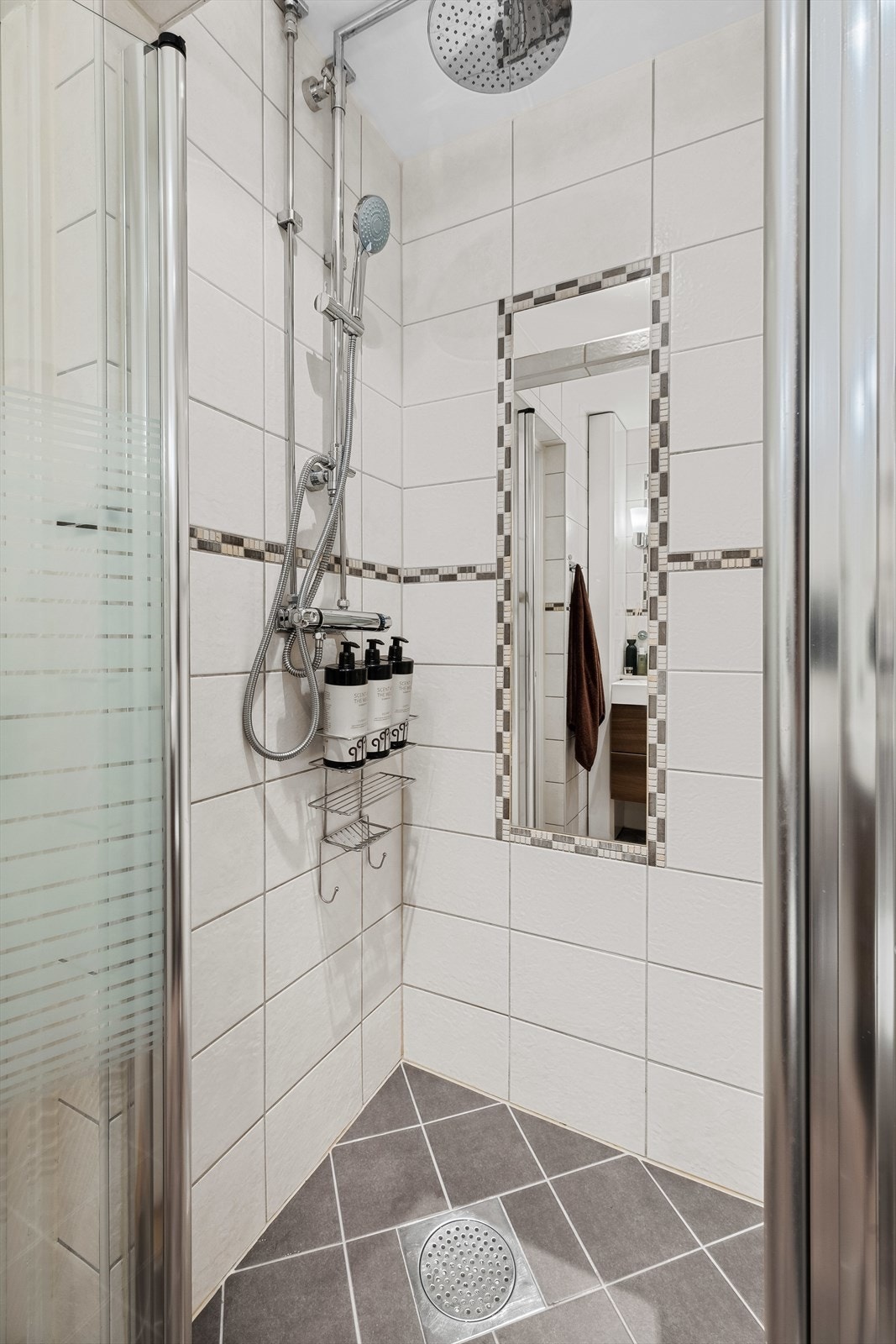Badet ble pusset opp i regi av borettslaget i 2011 og er pent flislagt på både gulv og vegger. Galleribilde