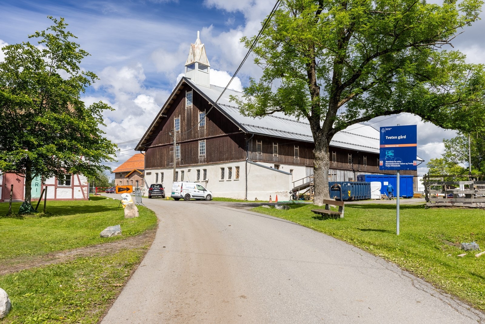 Tveten gård som har søndagskafé, konserter og et omfangsrikt kulturliv. Galleribilde