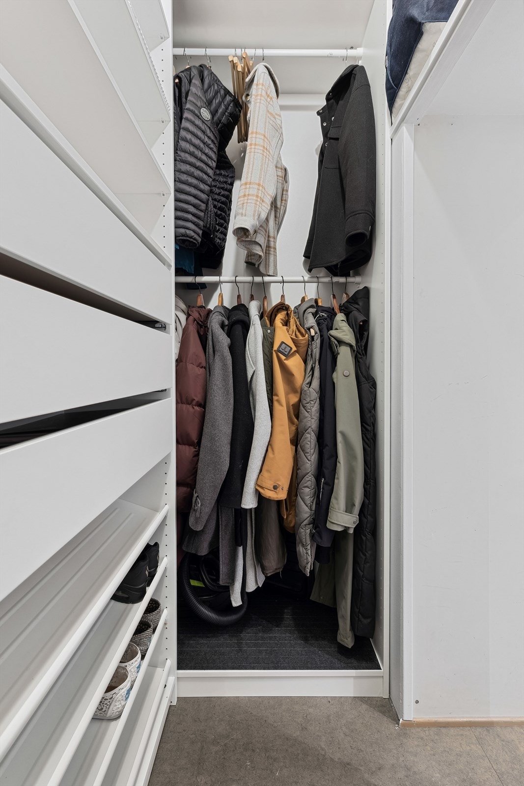 Her er det mer enn nok med oppbevaringsplass i både skap og i nisje med plass til å sette inn en garderobeinnredning ved behov. Øvrig lagringsplass finner man her i en praktisk innvendig bod. Galleribilde