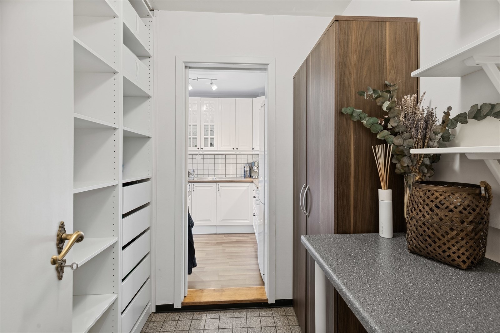 Innvendig bod mellom kjøkken og baderom. Her er det god plass til alt du måtte trenge av både sengetøy, håndklær og spiskammer. Opplegg for vaskemaskin, fliser m/ varmekabler i gulv. Galleribilde