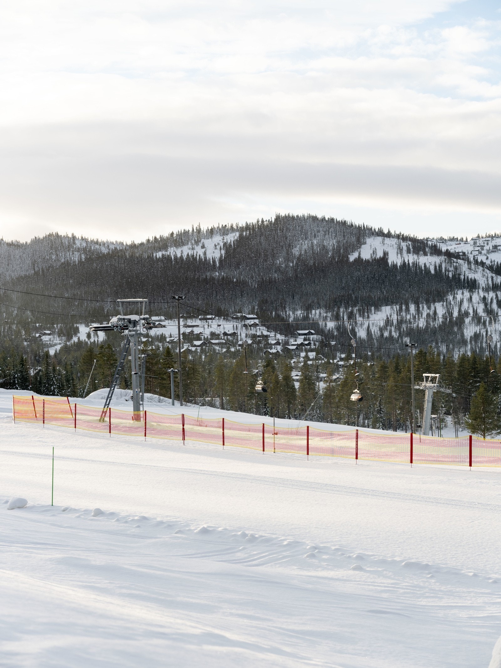 Alpinsenteret består av: 5 heiser og 13 nedfarter (1 svarte, 4 røde, 4 blå, 3 grønne; 1 upreparert løype) 2 parker for ski og snowboard - totalt ca 1,3 km sammenhengende 3 flombelyste nedfarter med kveldskjøring tirsdager. Galleribilde