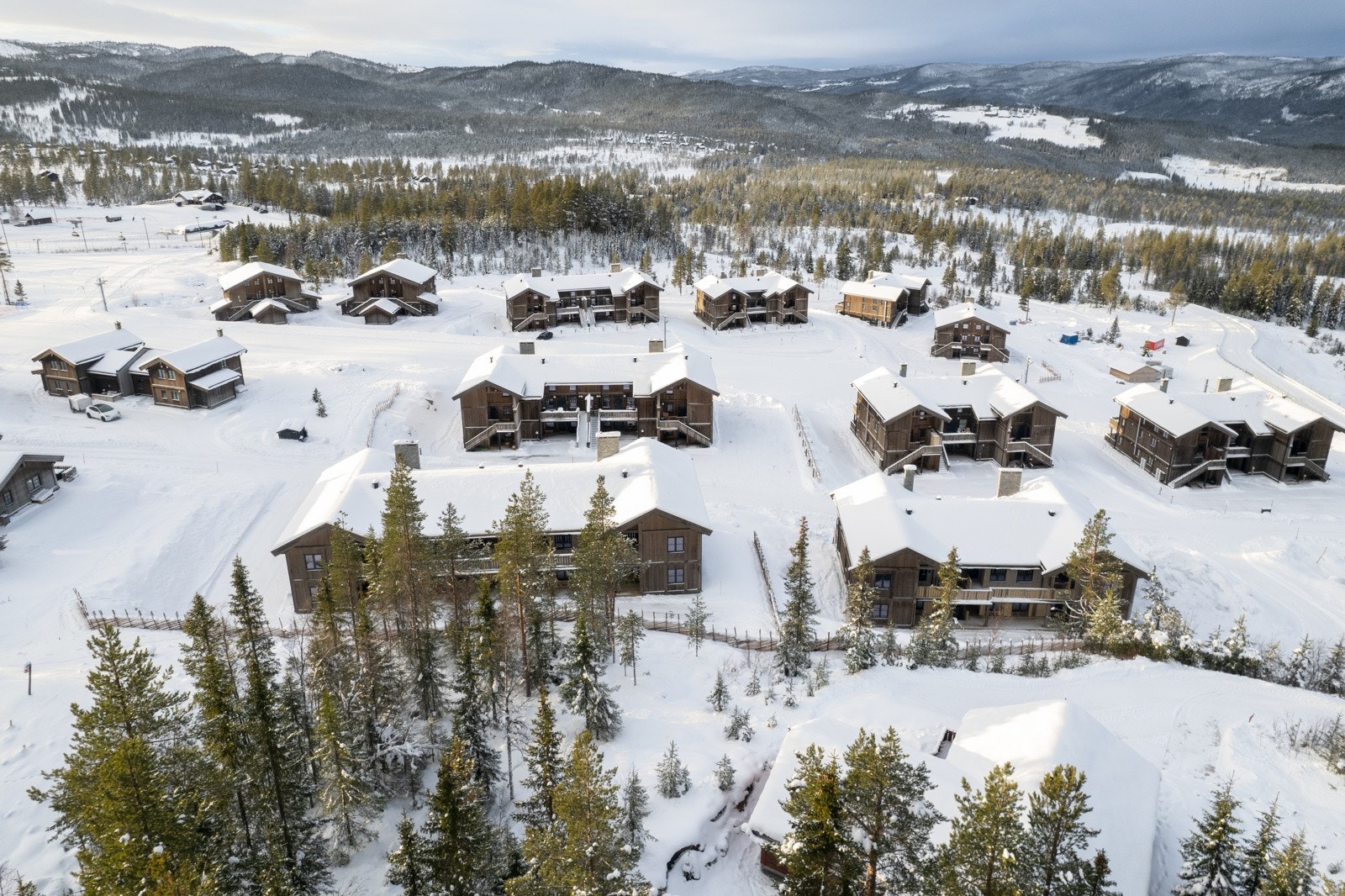 Det er fin utsikt fra leilighetene utover fantastisk fjellandsskap. Leilighetsbyggene er de bakerste. Galleribilde