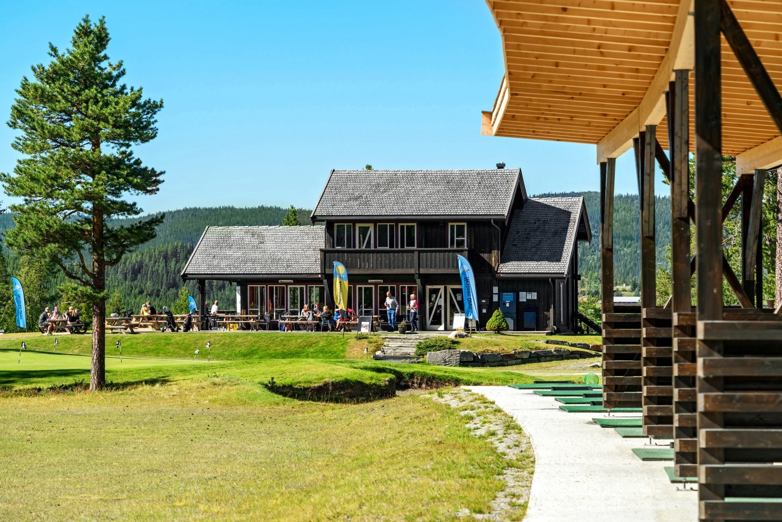 På sommerstid, høst og vår har du gangavstand til Nesfjellet Golf med bl.a. golfcaféen som et hyggelig samlingssted. Galleribilde
