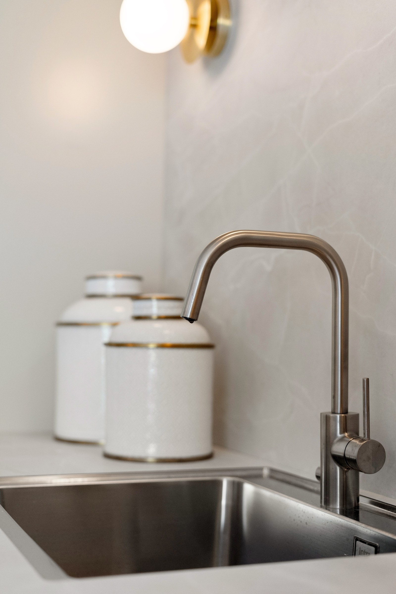 Planlimt oppvaskkum i stål. Galleribilde