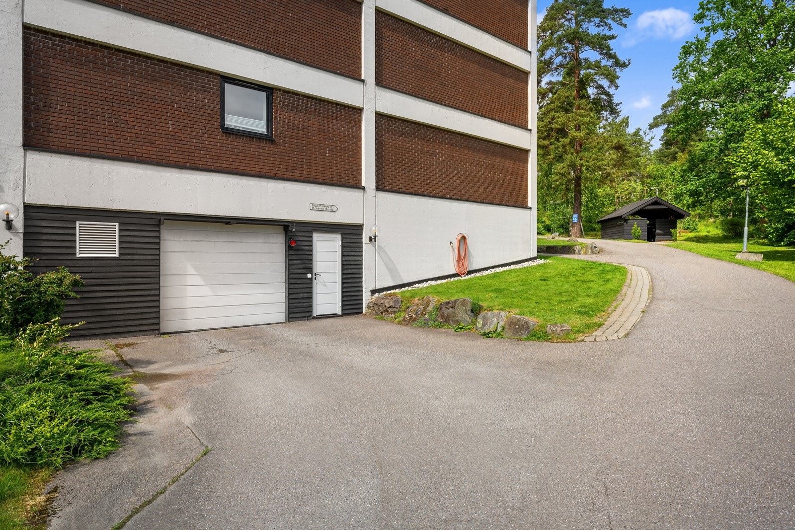 Parkering i felles, lukket garasjeanlegg. Sameiet har også flere gjesteplasser. Galleribilde