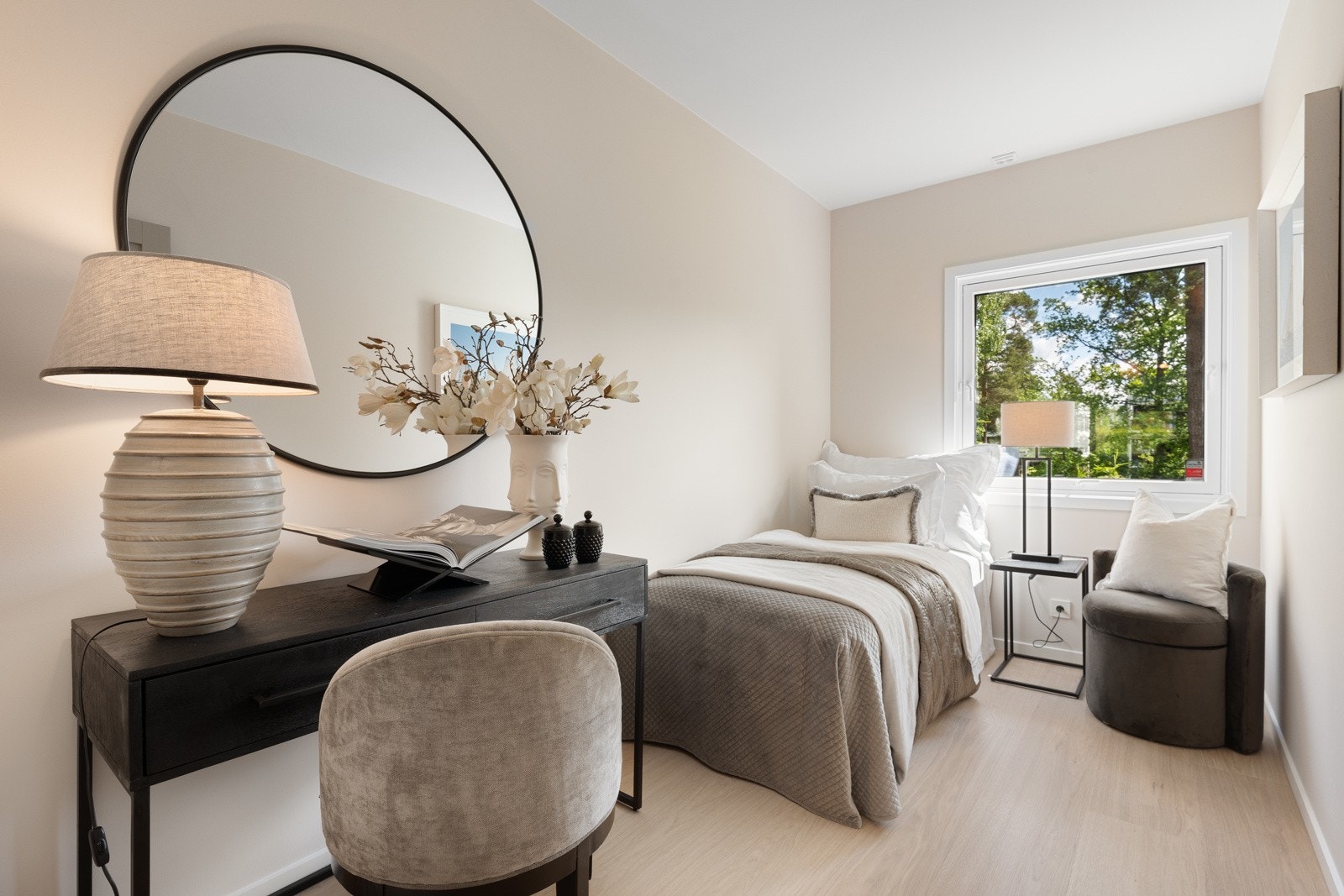 Soverom nr. 2 har også plass til dobbeltseng. Rommet passer utmerket som et barnerom/gjesterom/kontor. Galleribilde