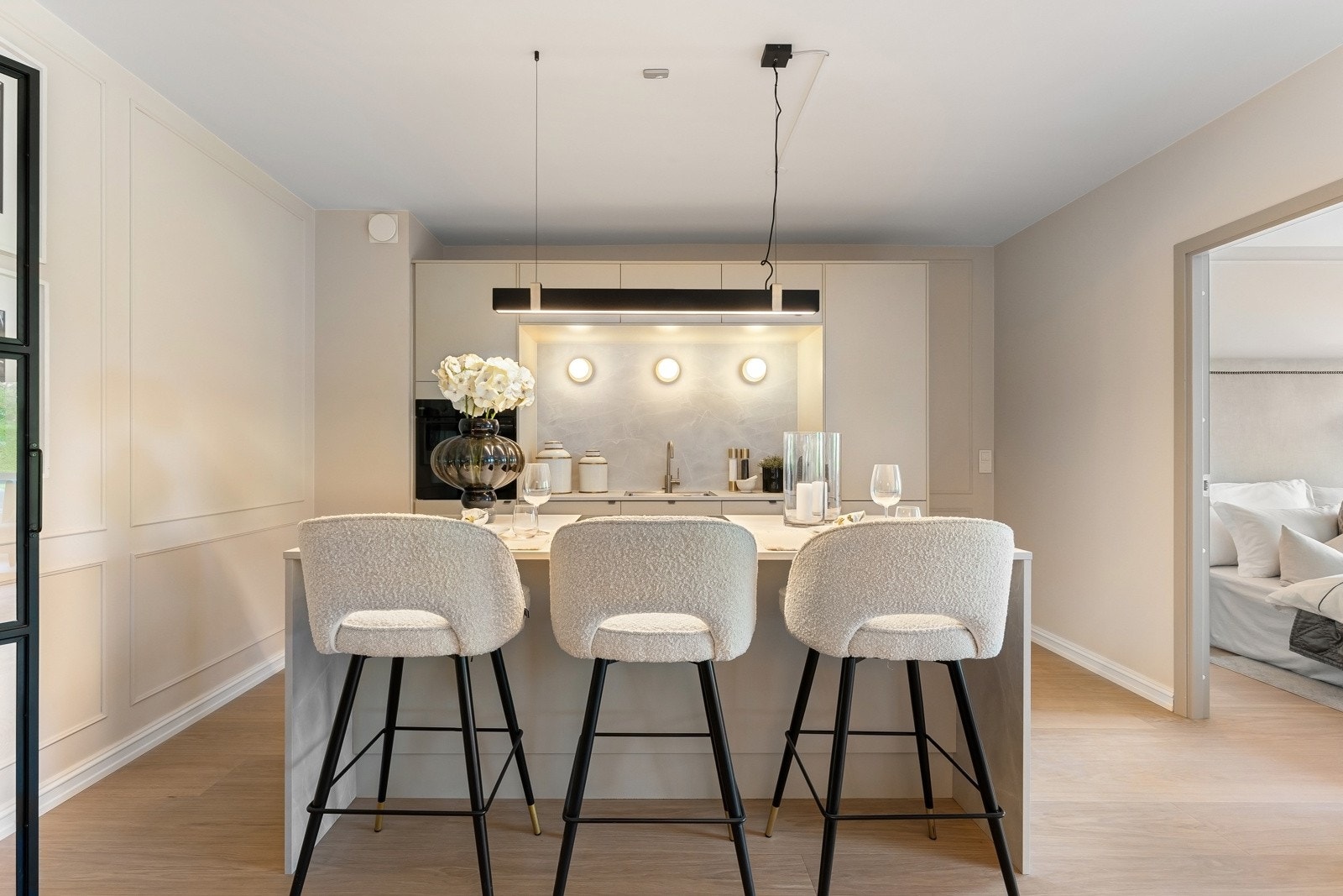 Påkostet HTH-kjøkken med integrerte hvitevarer som induksjonstopp, stekeovn, oppvaskmaskin og kombiskap. Galleribilde